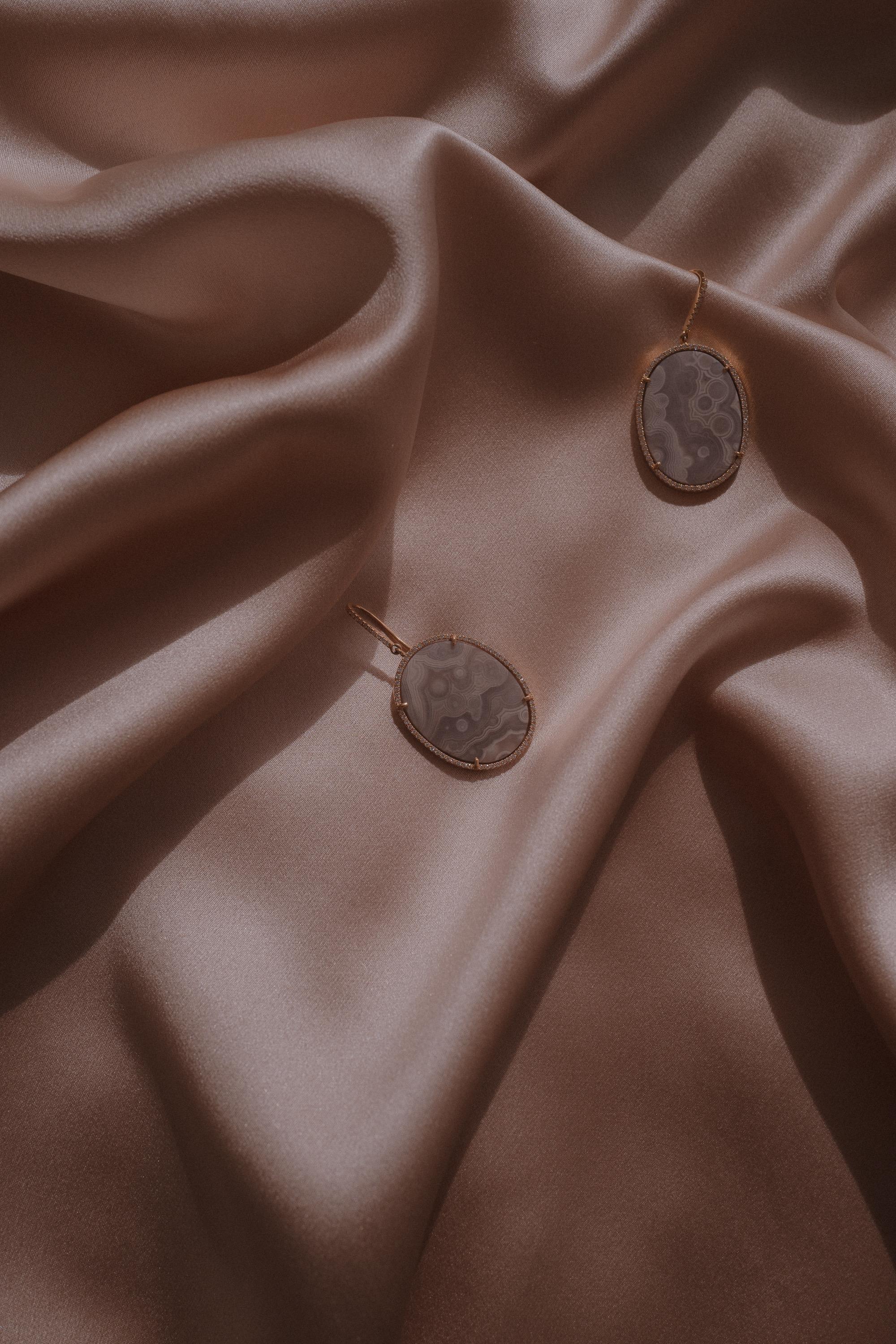 The pattern of eye agate tells you why they call it 'eye' agate.
These amazing grey, nude colored earrings are made of 18 k rose gold and a total of 0.89 ct of shimmering diamonds.
They will complete your outfit, day and night!