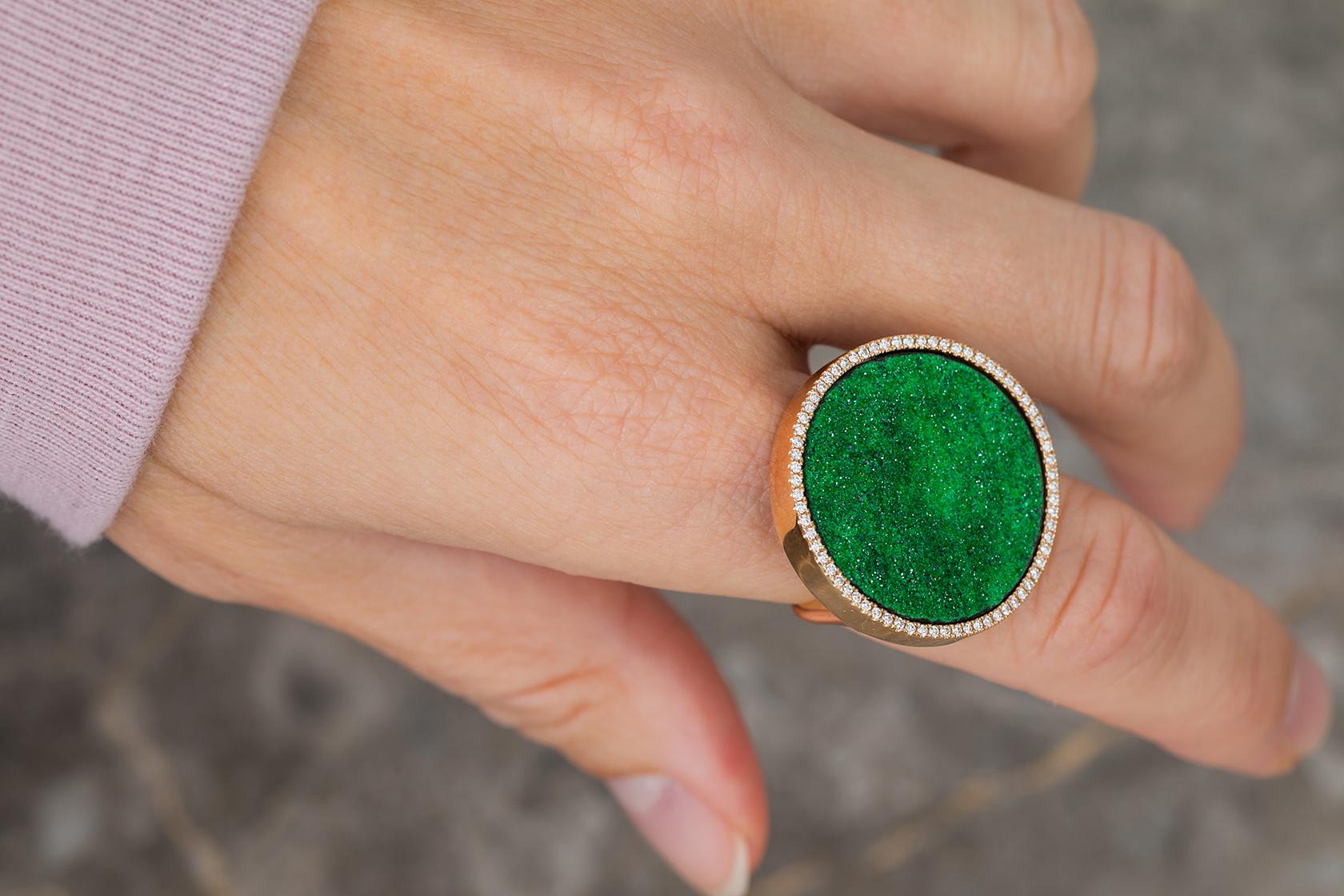 This color is natural! The green mineral is called Uvarovite and found in Russia.
Set in 18k rose gold and gvs diamonds, this ring is your statement piece but still very elegant because of it's color and round form, a feminin touch.
Wear it with all