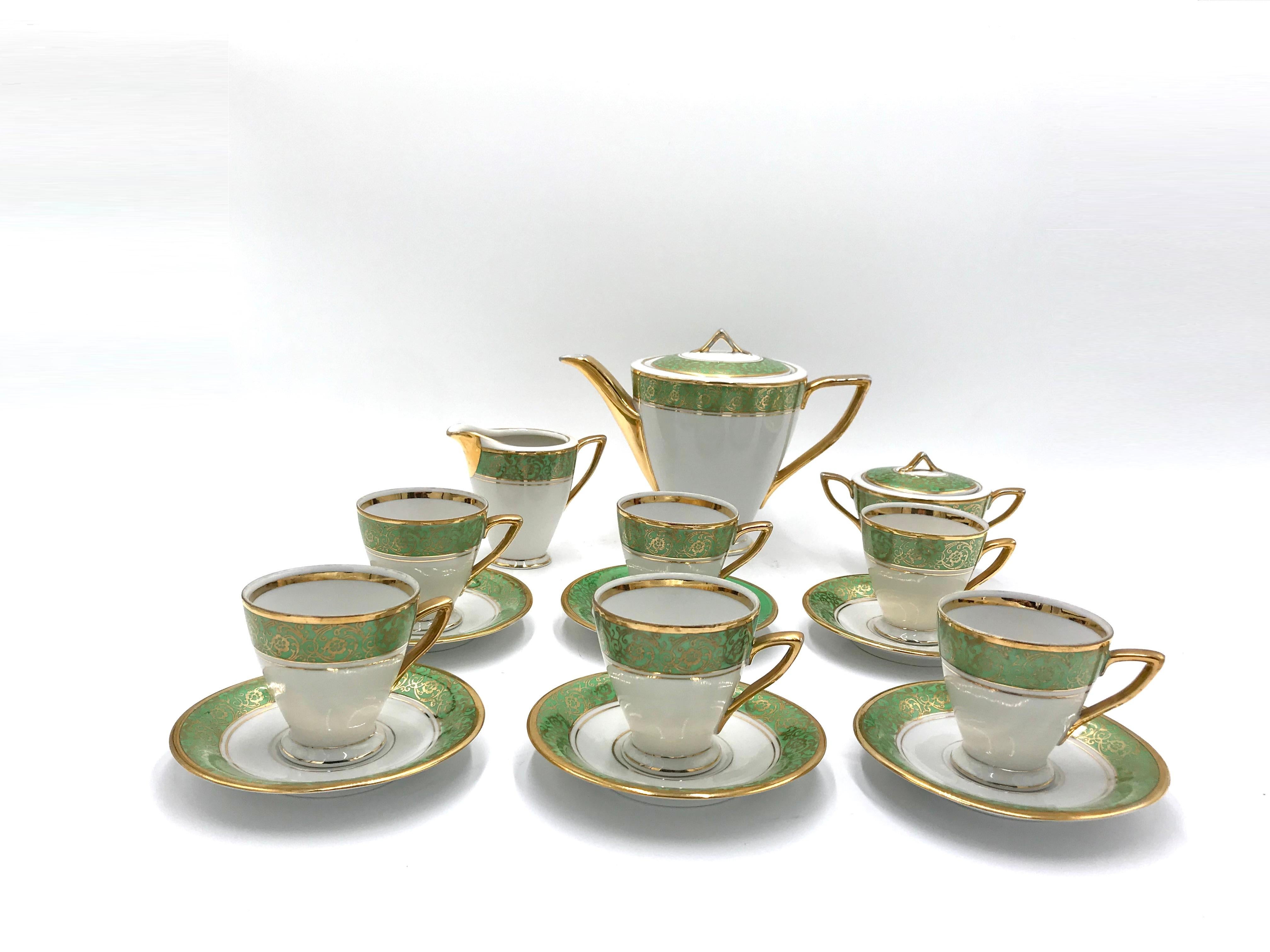 Porcelain coffee set, a rare design of the Karolina set from the mid-twentieth century.

The service includes a jug, milk jug, sugar bowl, 6 cups and 6 saucers. One saucer has more abraded gilding.

Very good condition, no nicks.

Measures: