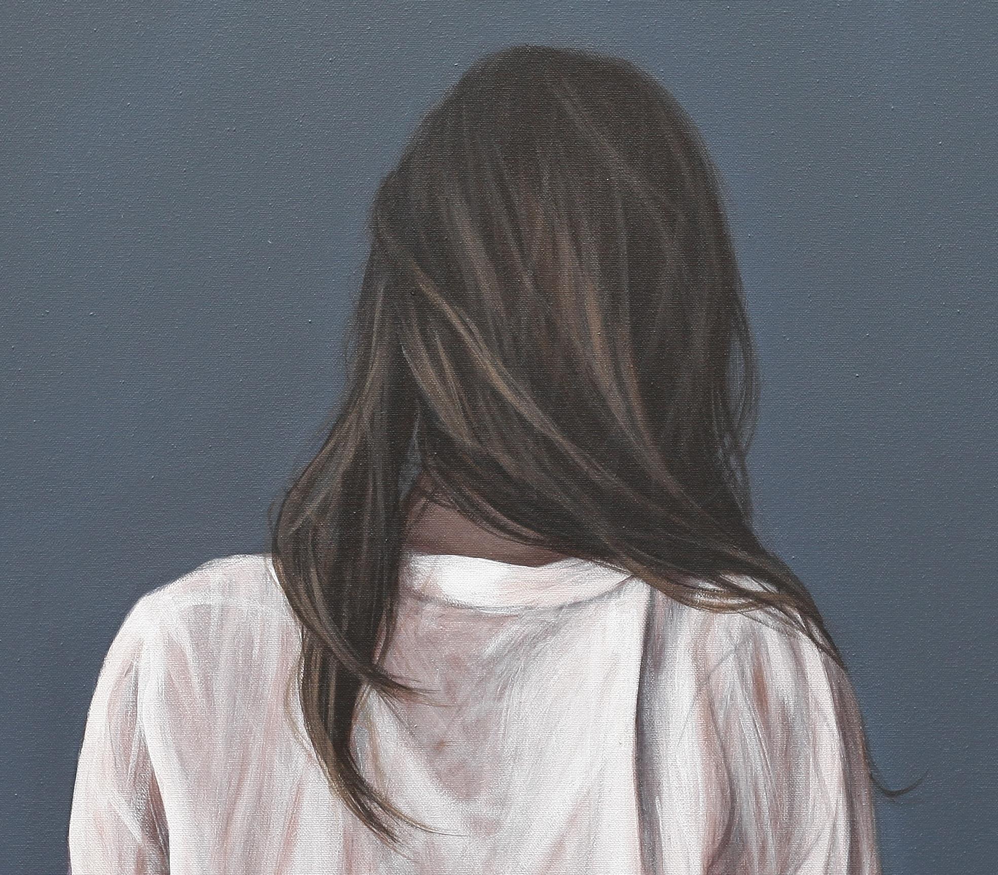 Karoline Kroiß (1975), born in Austria, mainly paints realistic female figures with acrylic paint on paper or canvas.

The women in her work seem to be lost in thought, serene scenes enhanced by the neutral background. We see these women en profile,