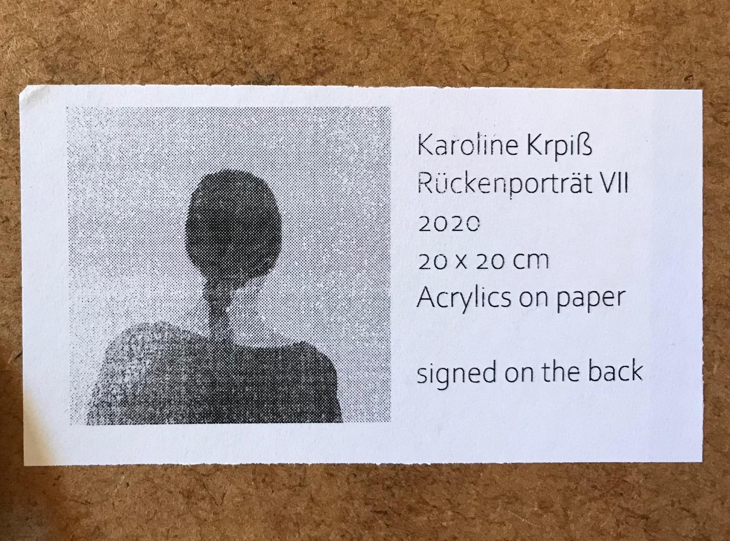 Karoline Kroiß (1975), née en Autriche, peint principalement des figures féminines réalistes à l'acrylique sur papier ou sur toile.

Les femmes de ses œuvres semblent perdues dans leurs pensées, des scènes sereines mises en valeur par le fond