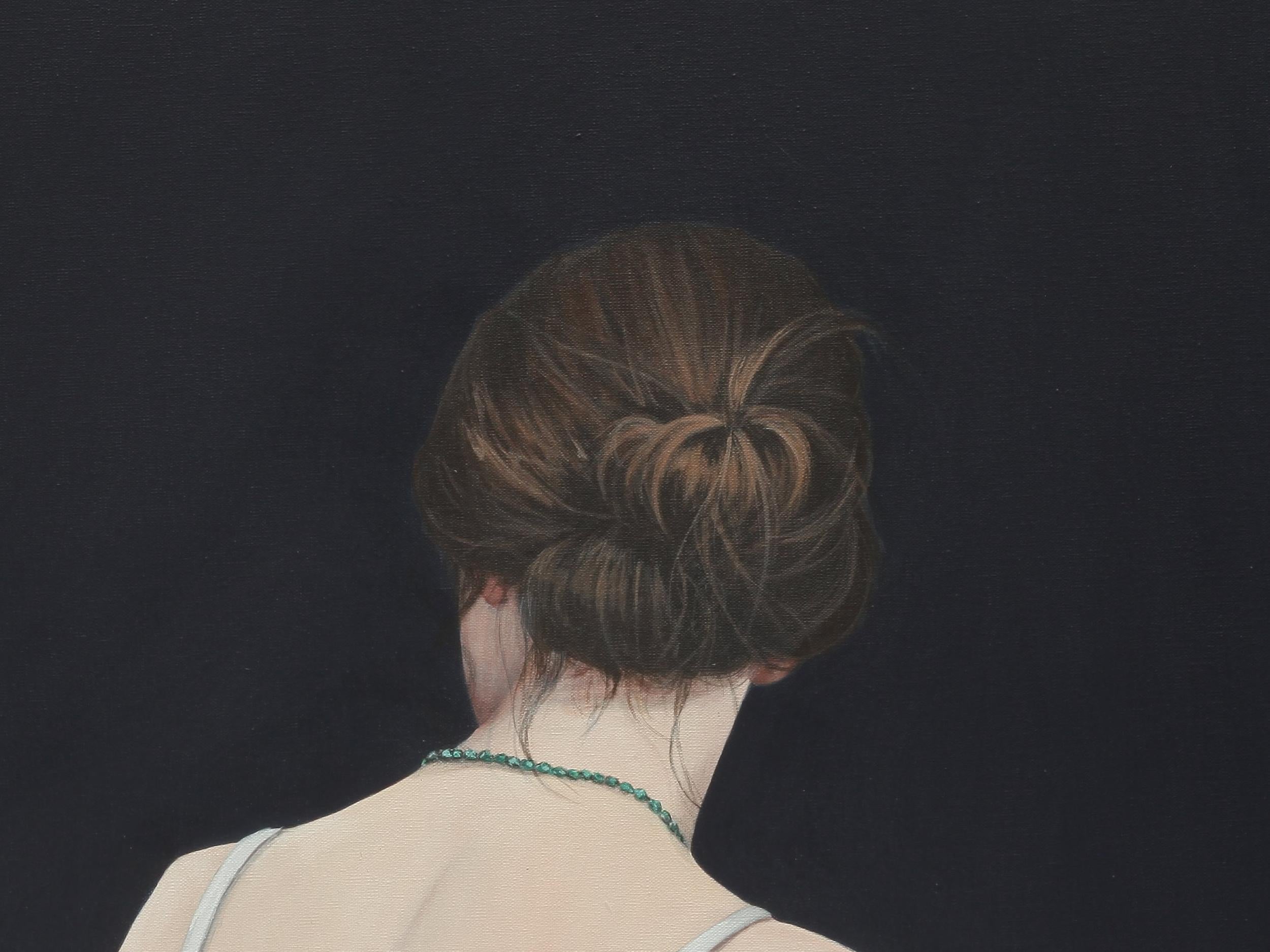 Contemporary Portrait eines Mädchens mit Dutt und weißem Top auf schwarzem Hintergrund – Painting von Karoline Kroiss