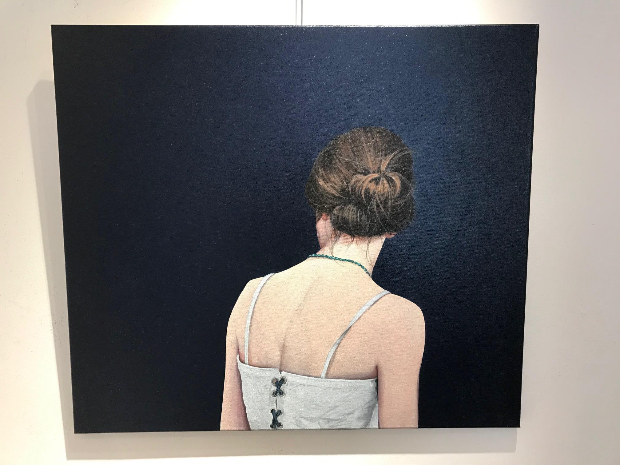 Contemporary Portrait eines Mädchens mit Dutt und weißem Top auf schwarzem Hintergrund im Angebot 3