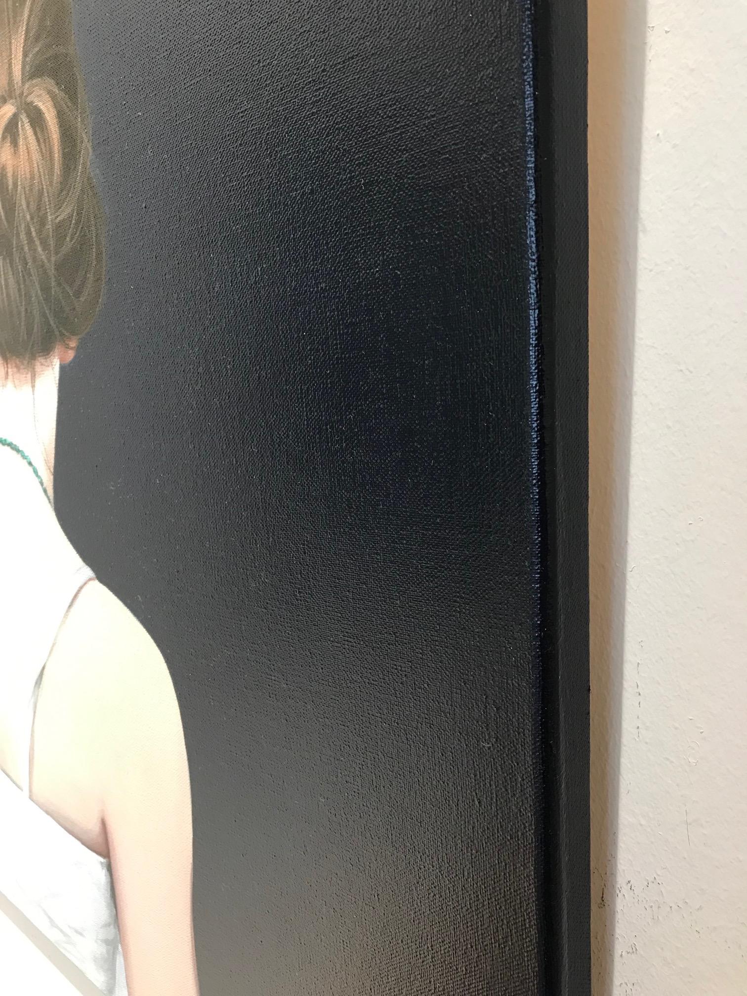 Contemporary Portrait eines Mädchens mit Dutt und weißem Top auf schwarzem Hintergrund im Angebot 4