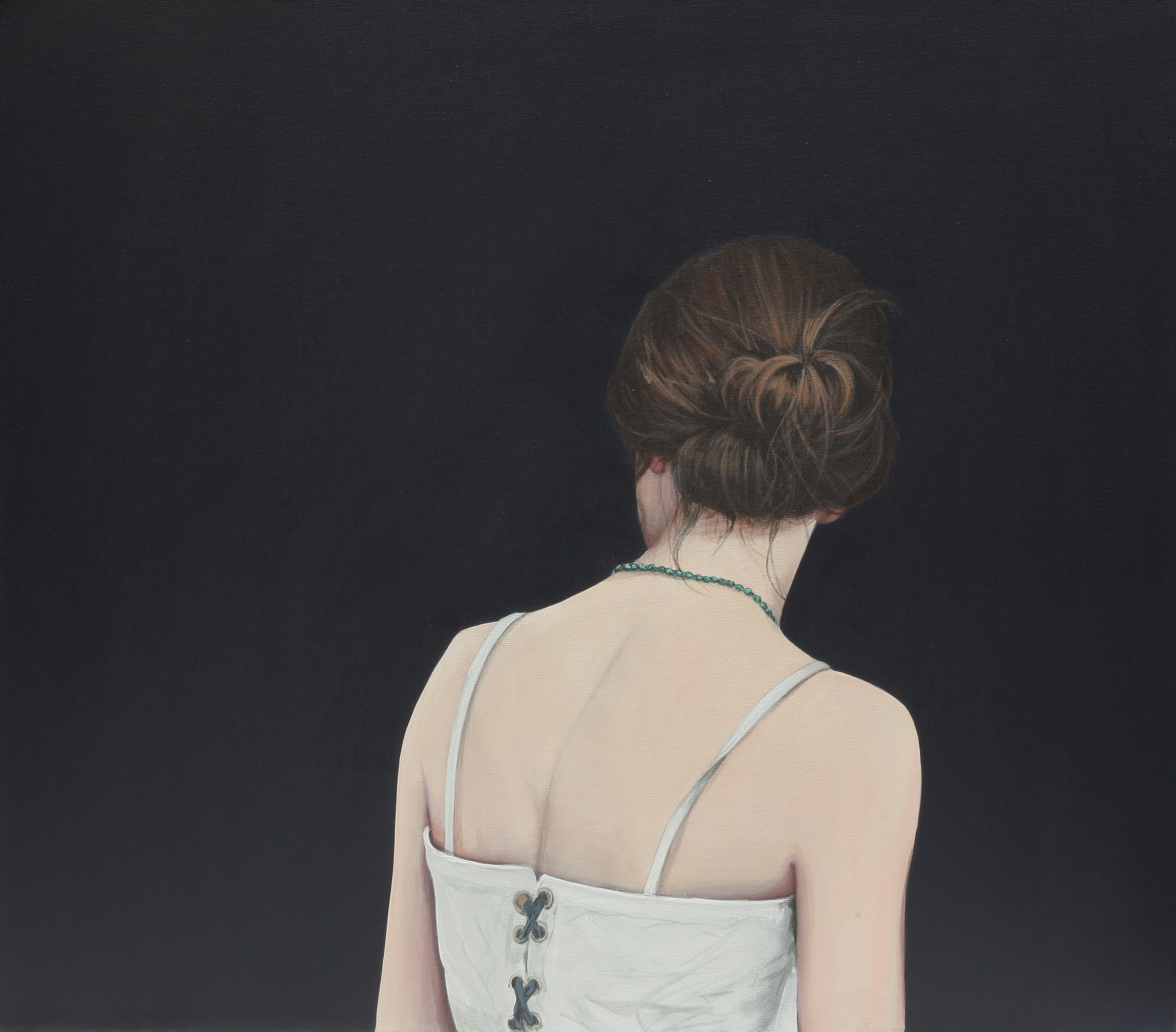 Karoline Kroiss Figurative Painting – Contemporary Portrait eines Mädchens mit Dutt und weißem Top auf schwarzem Hintergrund