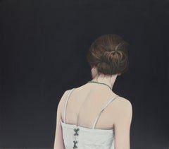 Contemporary Portrait eines Mädchens mit Dutt und weißem Top auf schwarzem Hintergrund