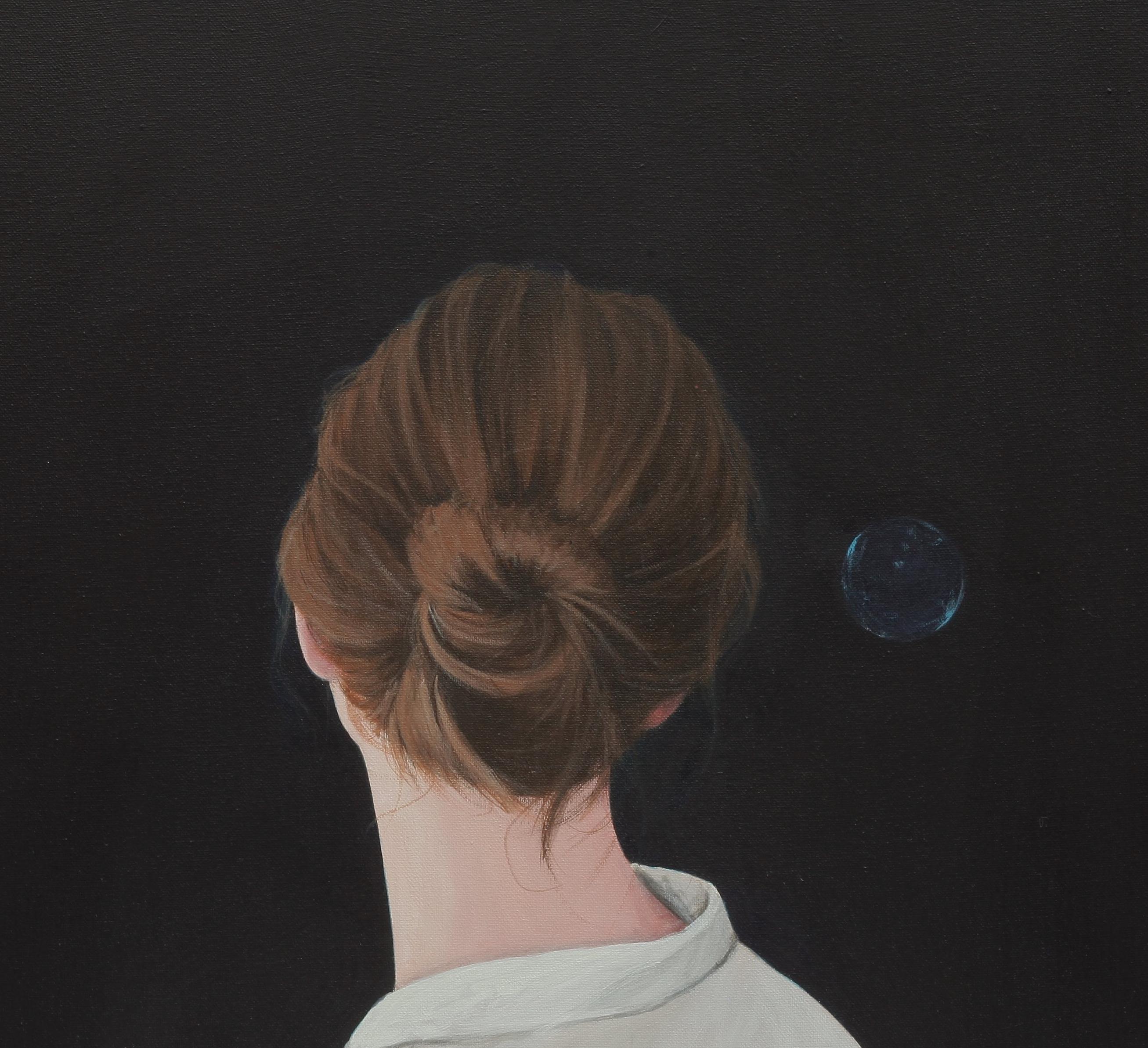 Contemporary Portrait von Mädchen mit weißer Bluse auf schwarzem Hintergrund Seifenblasen – Painting von Karoline Kroiss