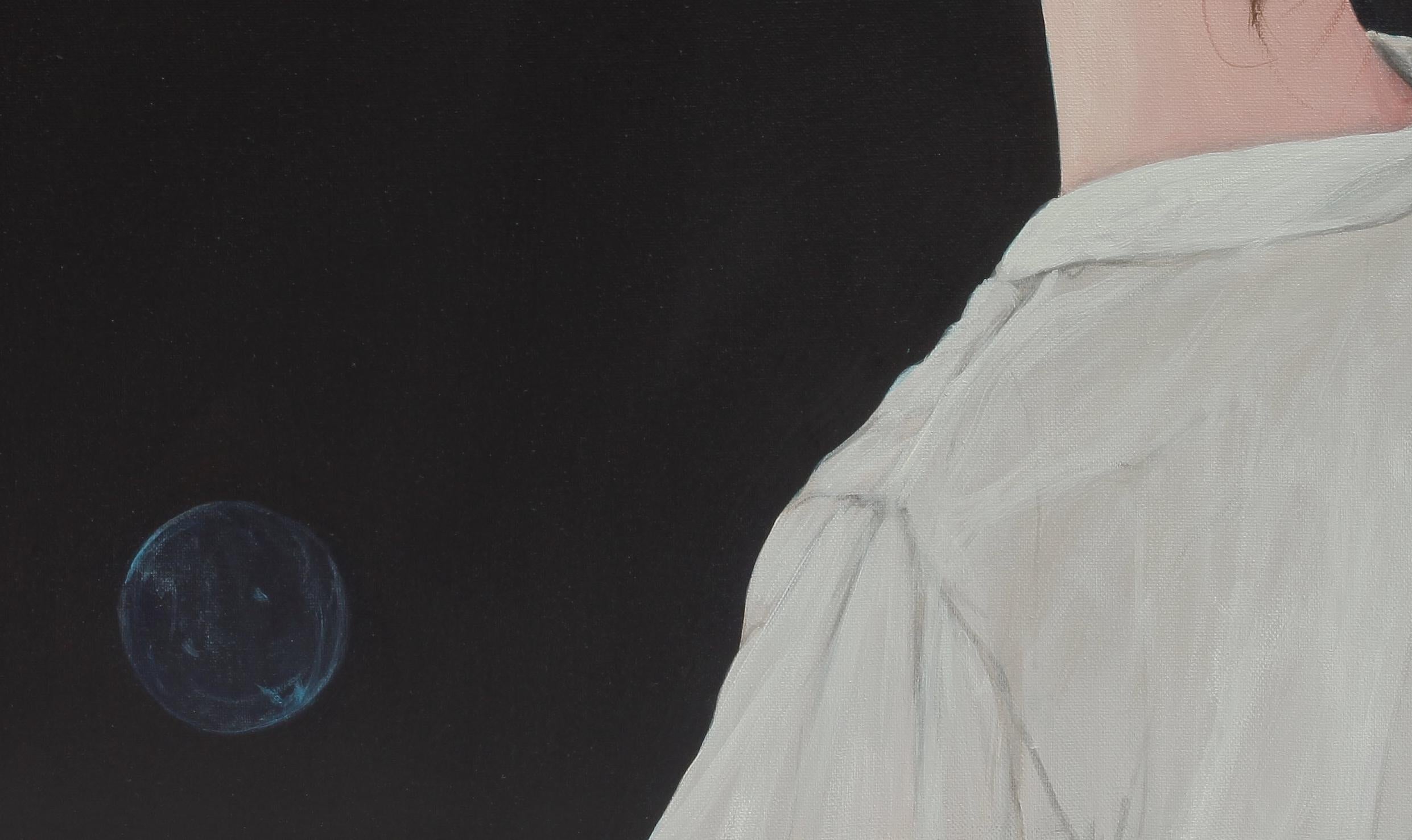Contemporary Portrait von Mädchen mit weißer Bluse auf schwarzem Hintergrund Seifenblasen (Zeitgenössisch), Painting, von Karoline Kroiss