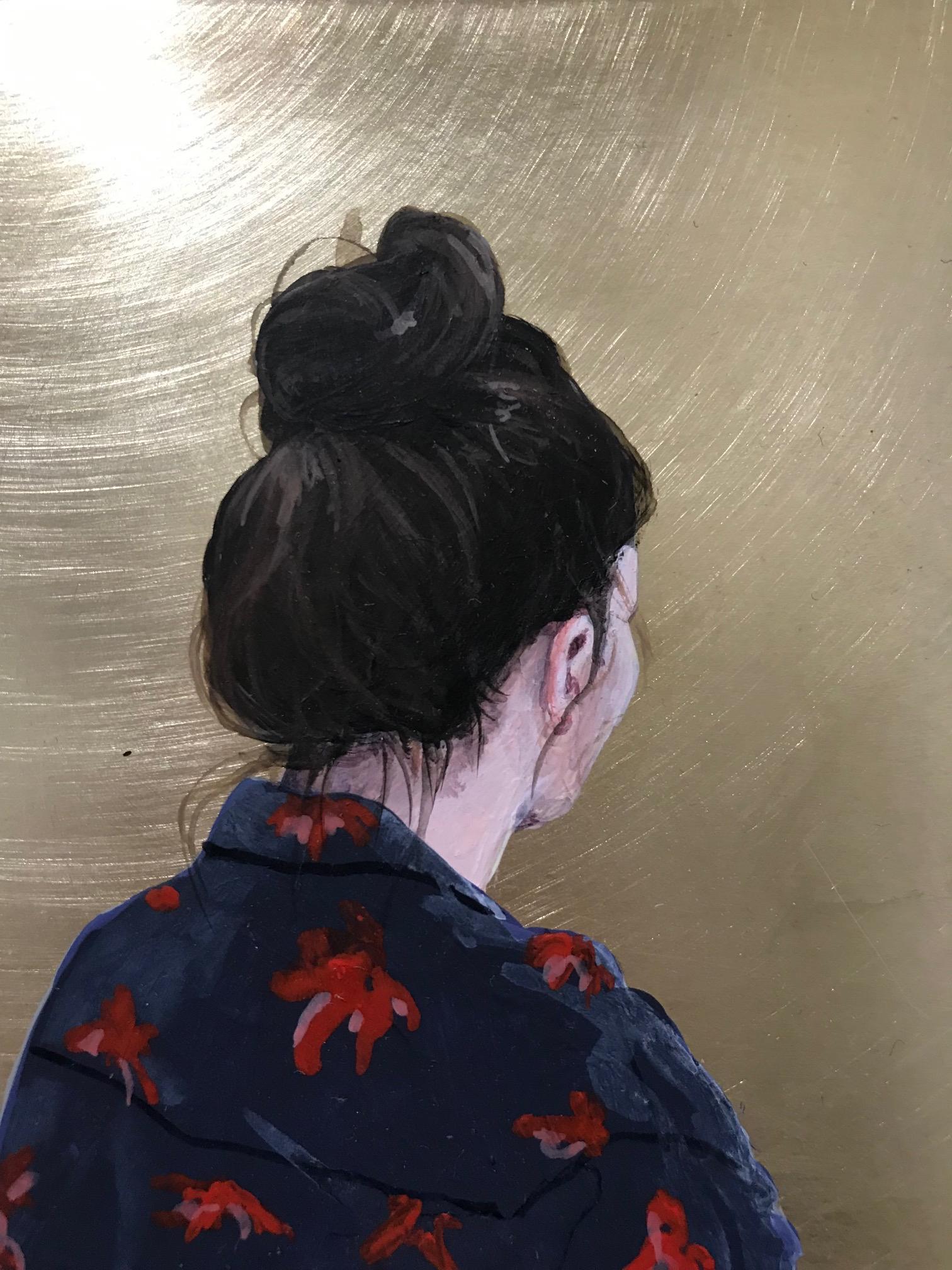 Goldener Moment L'' Zeitgenössisches Porträt eines Mädchens mit blauer Bluse auf Messing – Painting von Karoline Kroiss