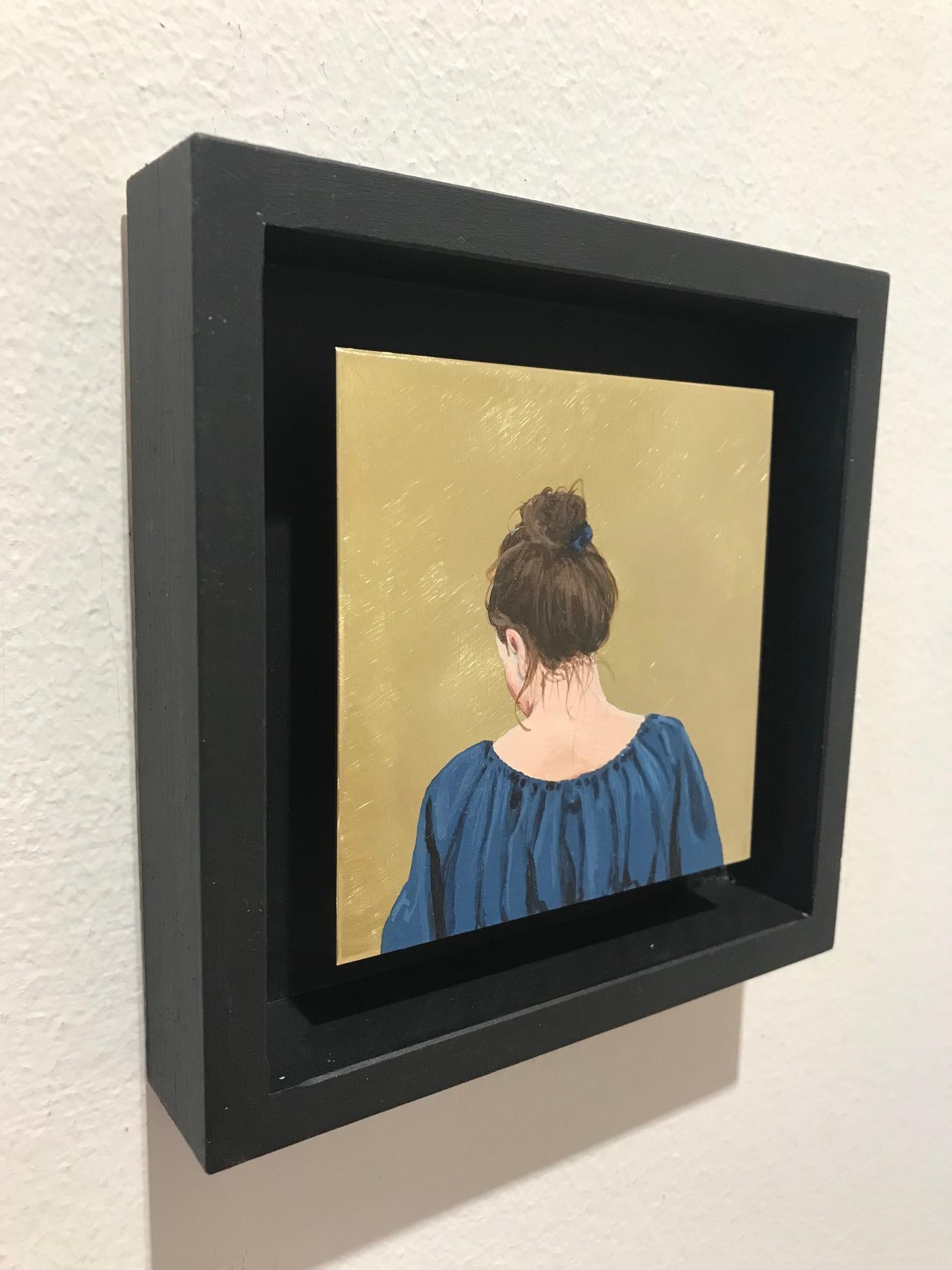 Karoline Kroiß (1975), born in Austria, mainly paints realistic female figures with acrylic paint on paper or canvas.

The women in her work seem to be lost in thought, serene scenes enhanced by the neutral background. We see these women en profile,