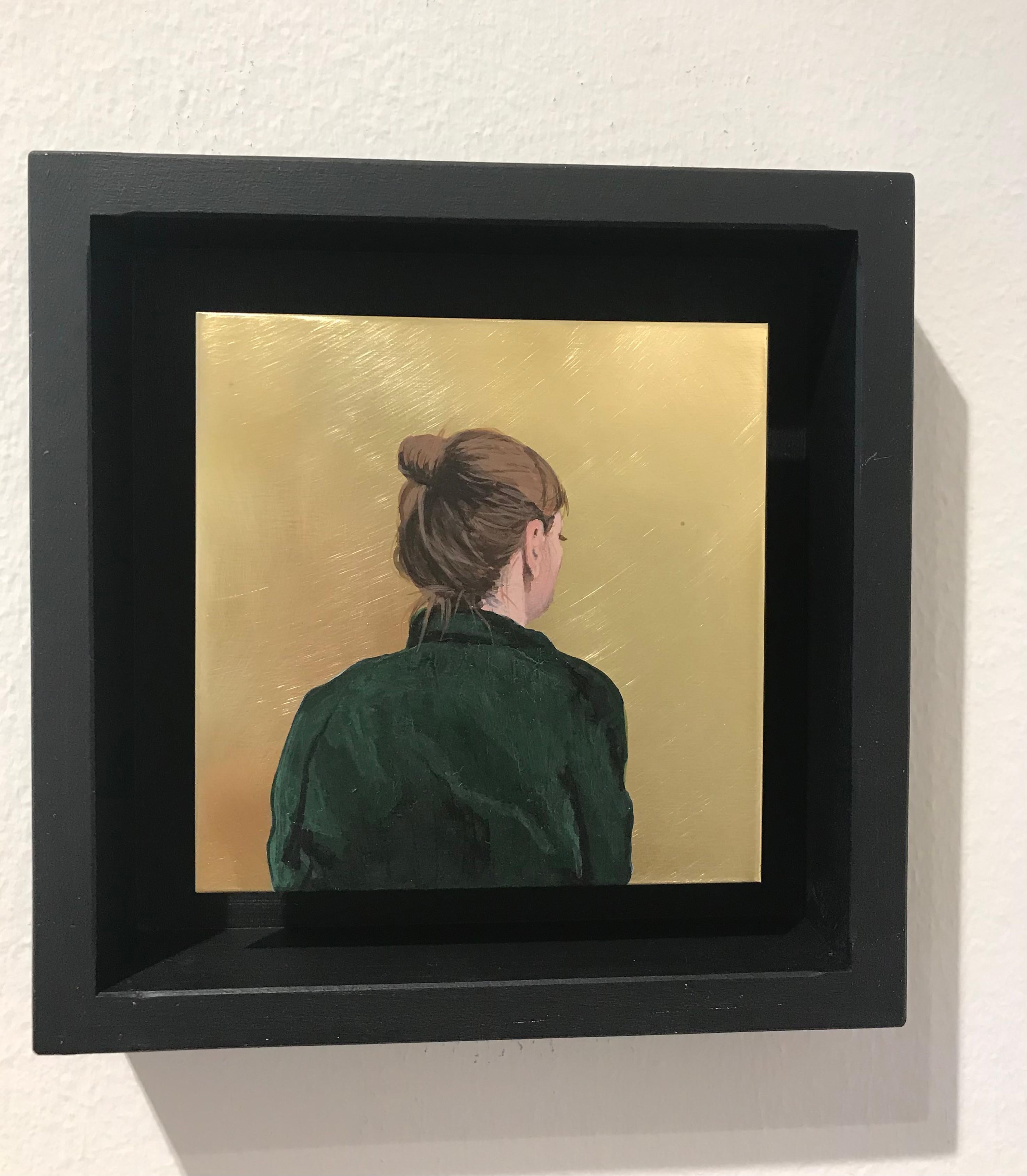 ''Golden Moment XLIV'' Portrait contemporain d'une jeune fille au chemisier vert sur laiton - Painting de Karoline Kroiss