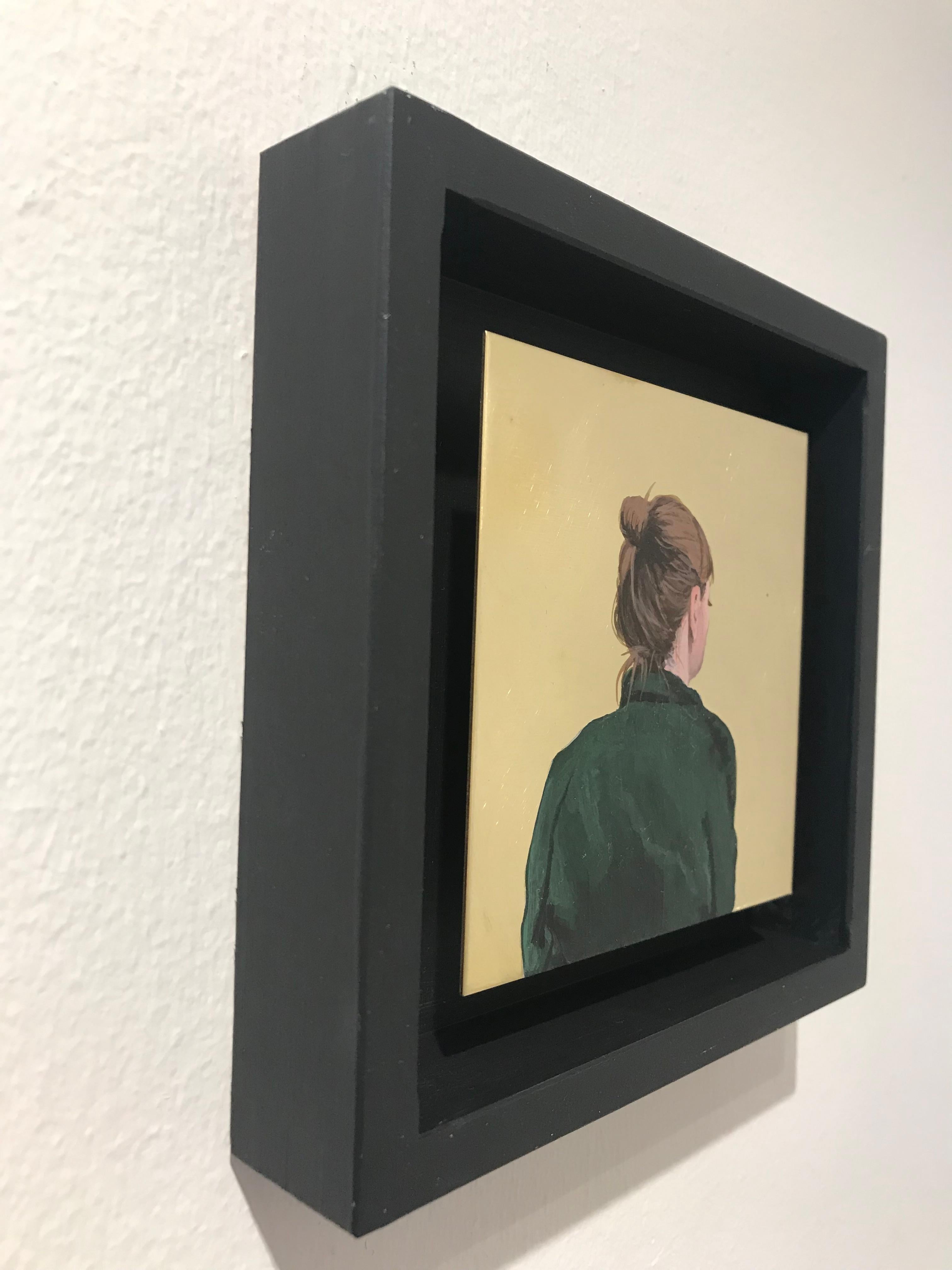 ''Golden Moment XLIV'' Portrait contemporain d'une jeune fille au chemisier vert sur laiton en vente 2