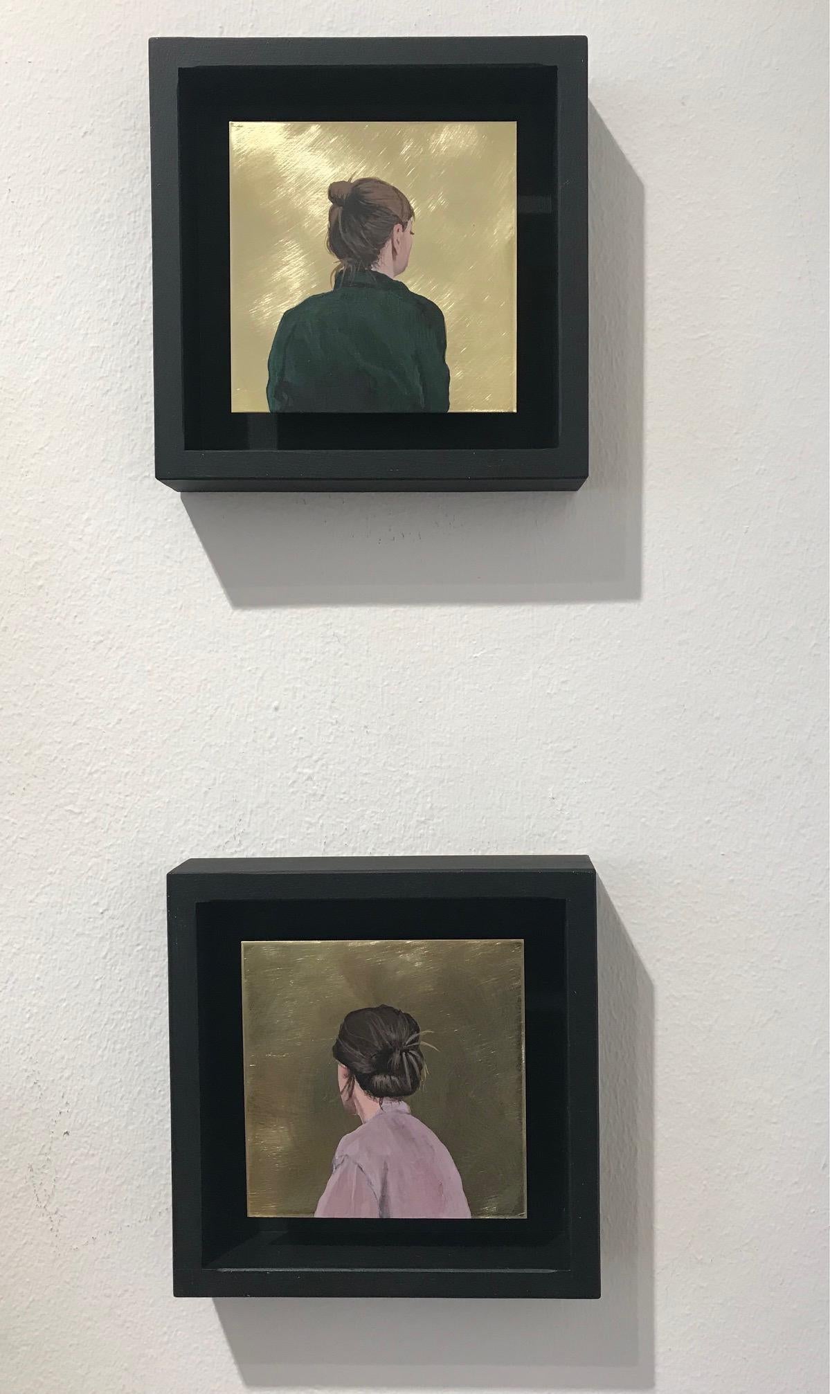 ''Golden Moment XLIV'' Portrait contemporain d'une jeune fille au chemisier vert sur laiton en vente 3