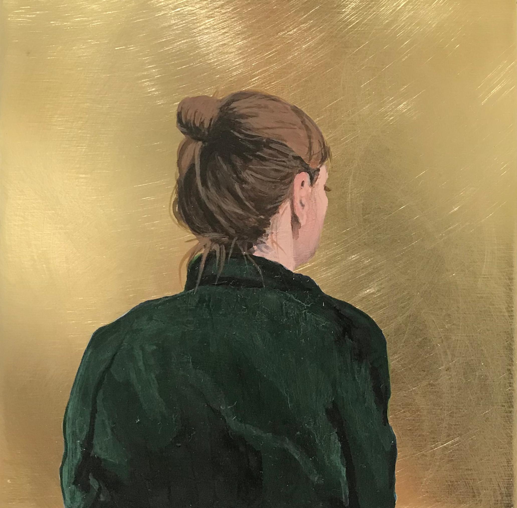 Portrait Painting Karoline Kroiss - ''Golden Moment XLIV'' Portrait contemporain d'une jeune fille au chemisier vert sur laiton