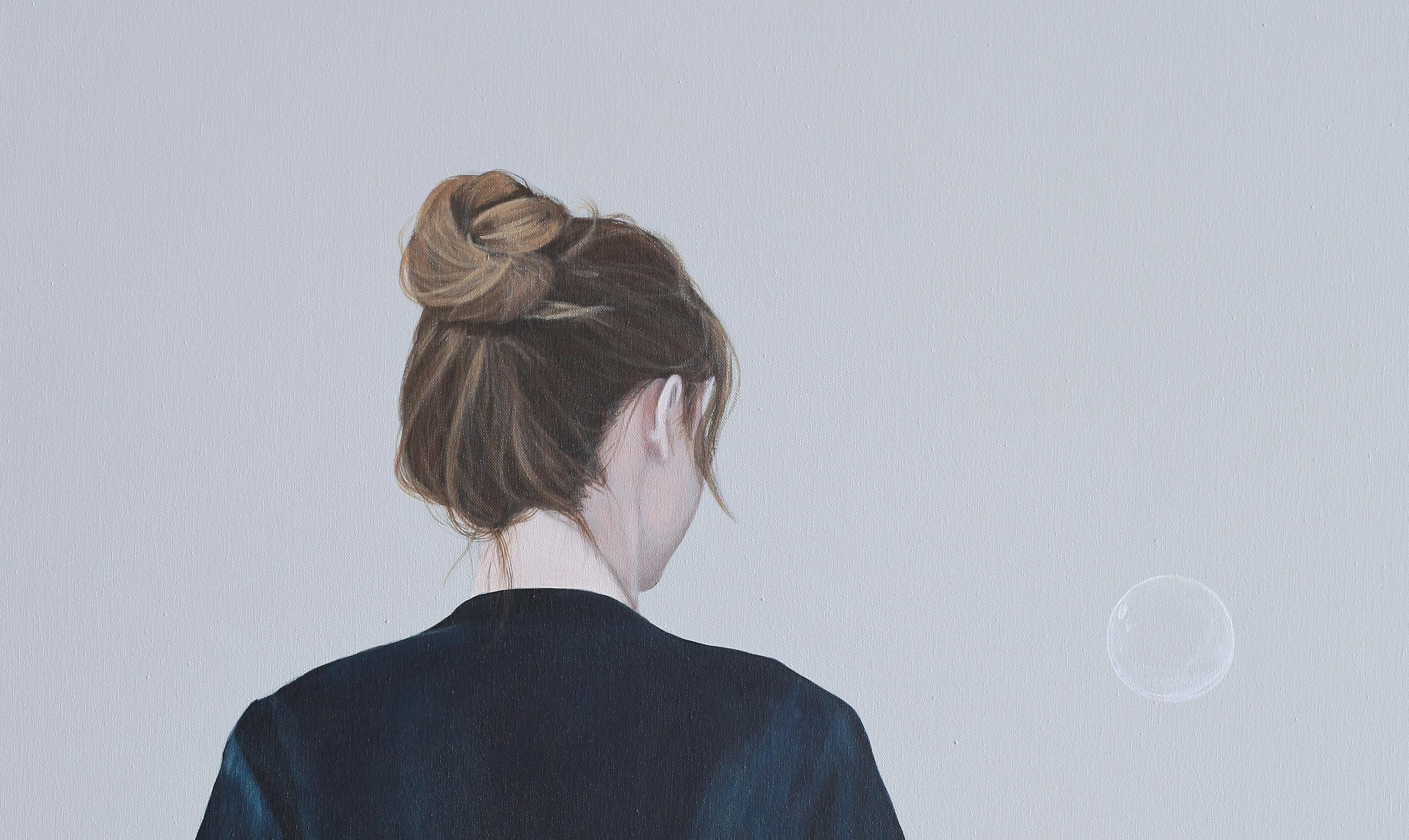 Karoline Kroiß (1975), born in Austria, mainly paints realistic female figures with acrylic paint on paper or canvas.

The women in her work seem to be lost in thought, serene scenes enhanced by the neutral background. We see these women en profile,