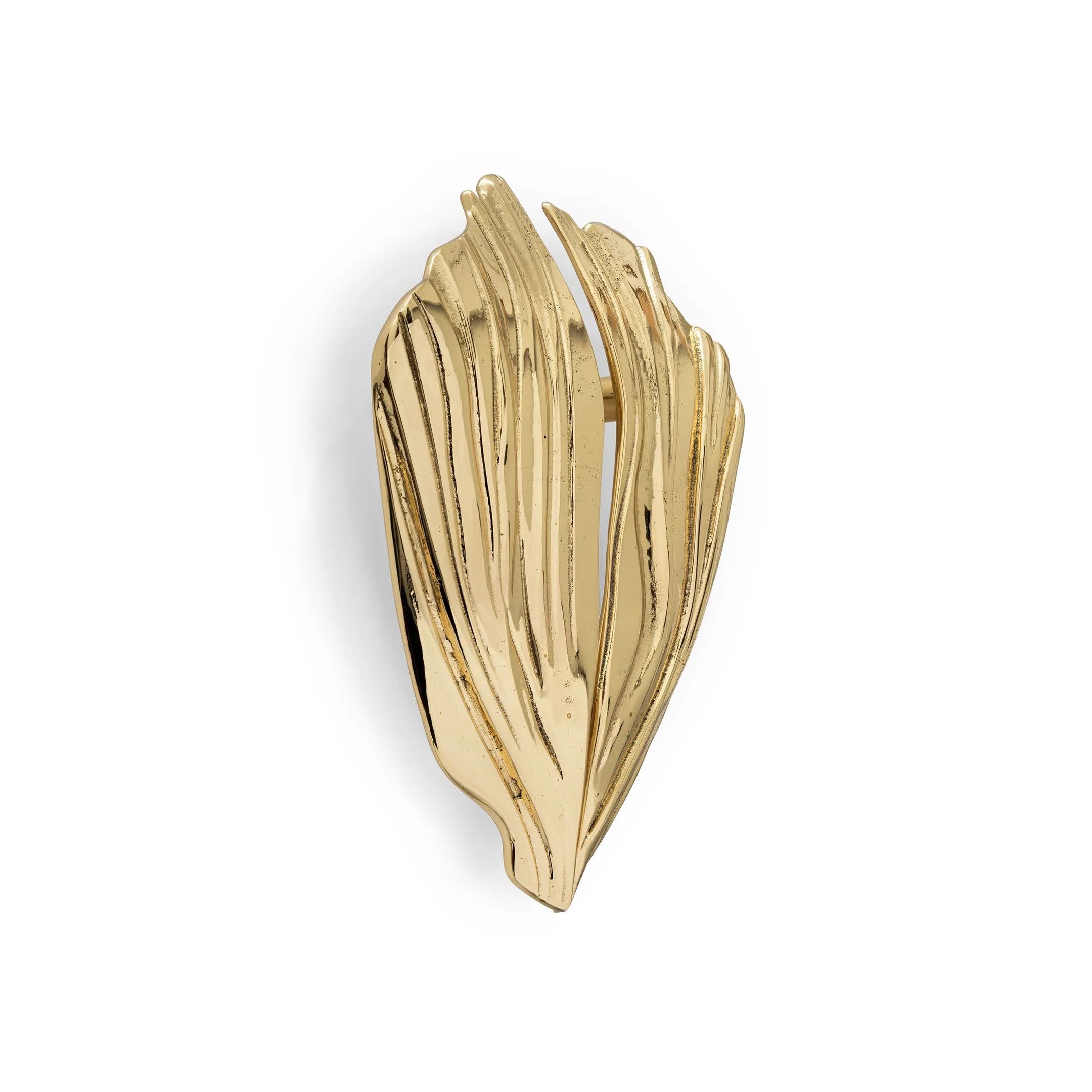 Al igual que la escala de las carpas, nuestros tiradores de armario Karpa son brillantes y relucientes, muy vistosos y atractivos para complementar cualquier diseño de armario. Asombrados por el simbolismo de la Carpa, creamos esta pieza como un