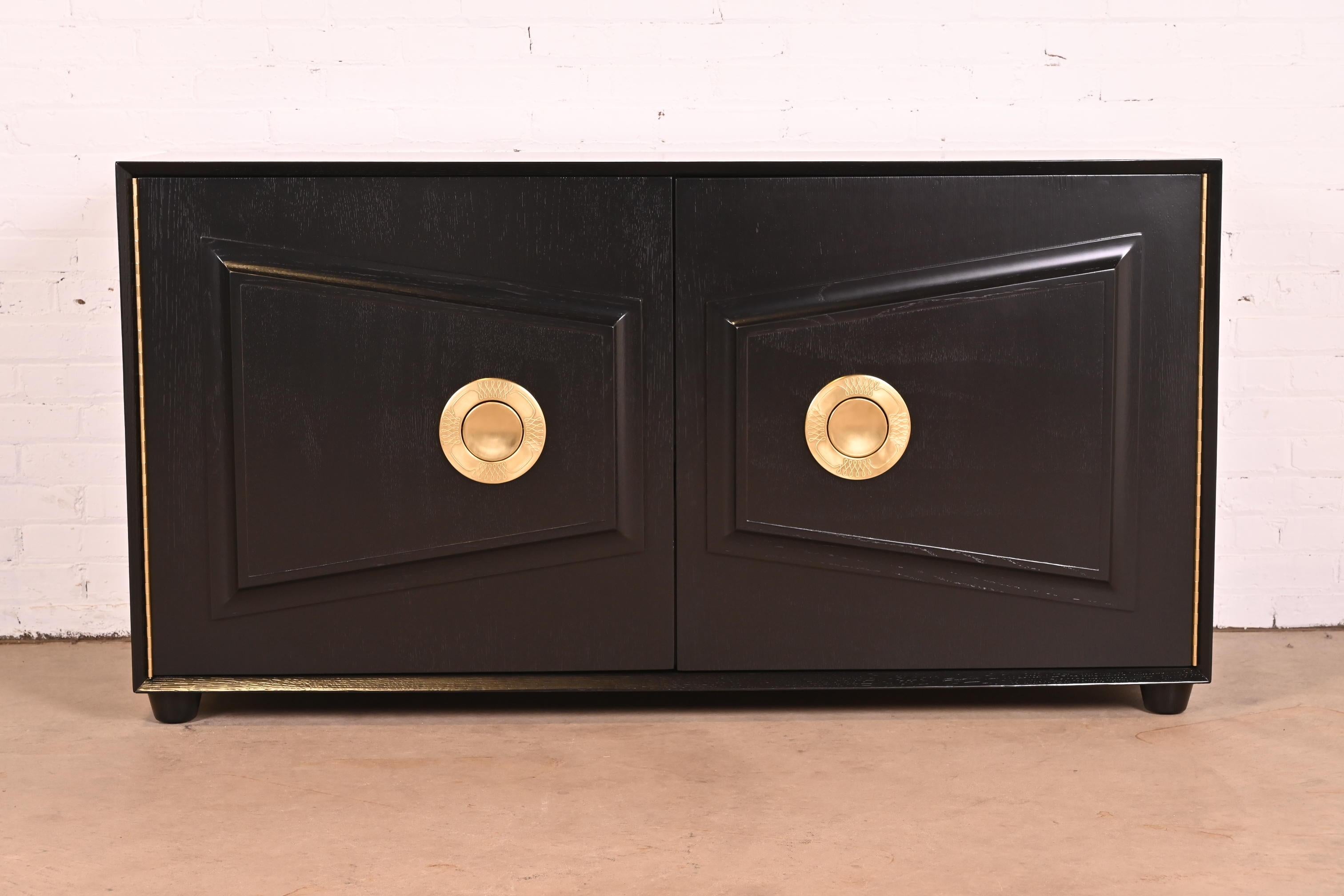 Ein außergewöhnliches Mid-Century Modern Hollywood Regency Sideboard, Kredenz oder Barschrank

Von Karpen aus Kalifornien

USA, 1950er Jahre

Schwarz lackiertes Nussbaumholz, mit einzigartigen Original-Messingbeschlägen.

Maße: 62 