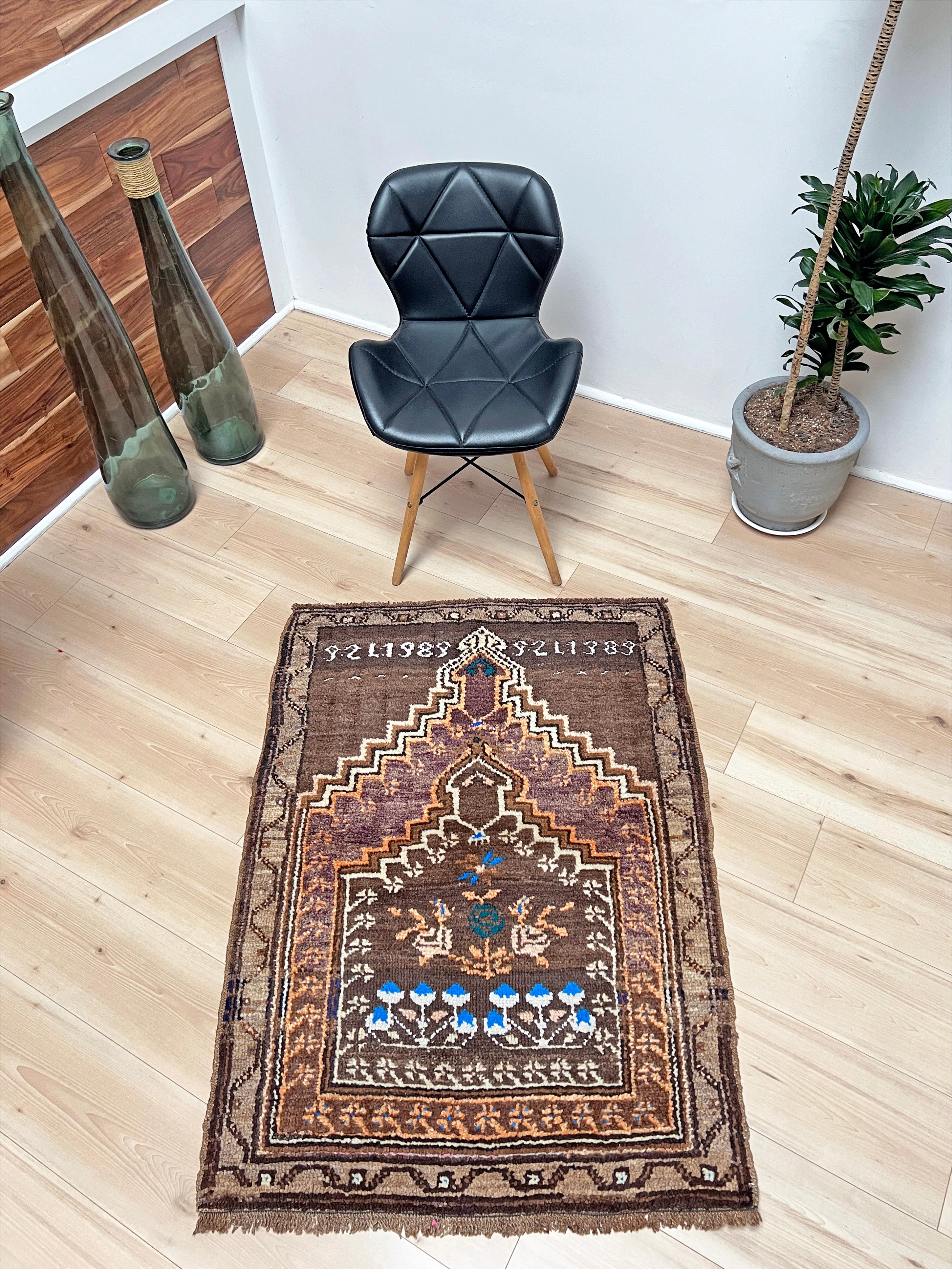 Dieser charmante Vintage-Teppich aus Kars in der Osttürkei fängt die Essenz anatolischer Handwerkskunst in einem kleinen, gefühlvollen Format ein. Er wurde in den späten 1980er Jahren handgeknüpft und besteht aus handgesponnener, natürlich gefärbter