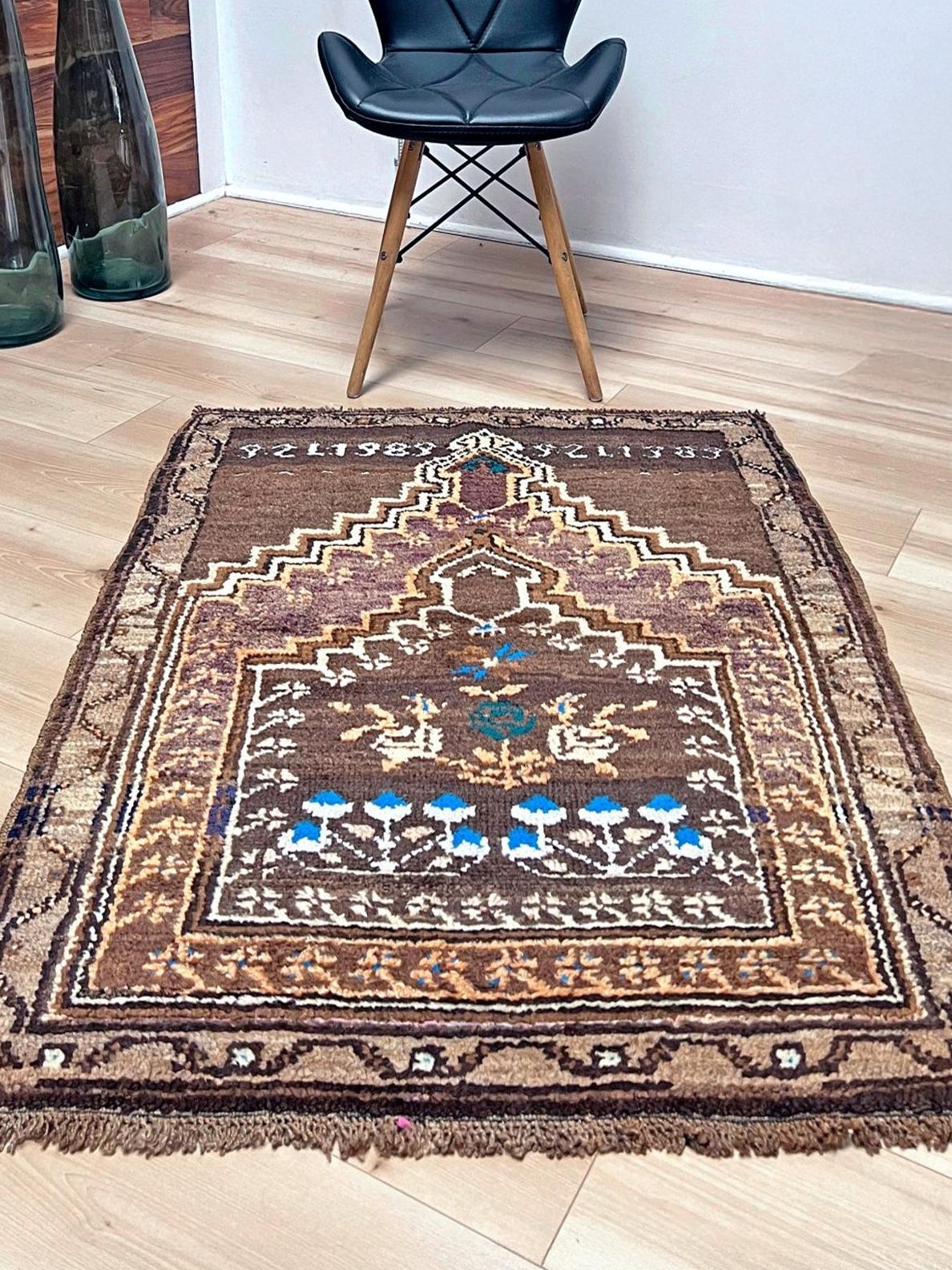 Kars - • Vintage Türkisch Mini Wollteppich - • Handgeknüpfter Akzentteppich - • 2′11″×4′1″ - • 19 (Rustikal) im Angebot