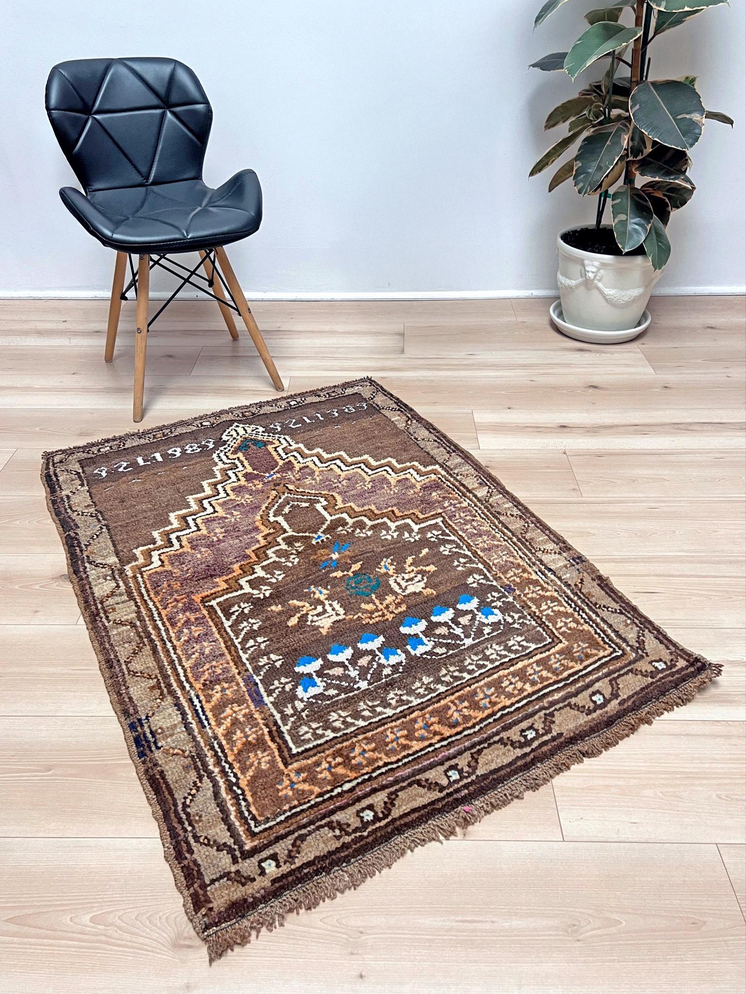 Kars - • Vintage Türkisch Mini Wollteppich - • Handgeknüpfter Akzentteppich - • 2′11″×4′1″ - • 19 im Zustand „Hervorragend“ im Angebot in Burlingame, CA