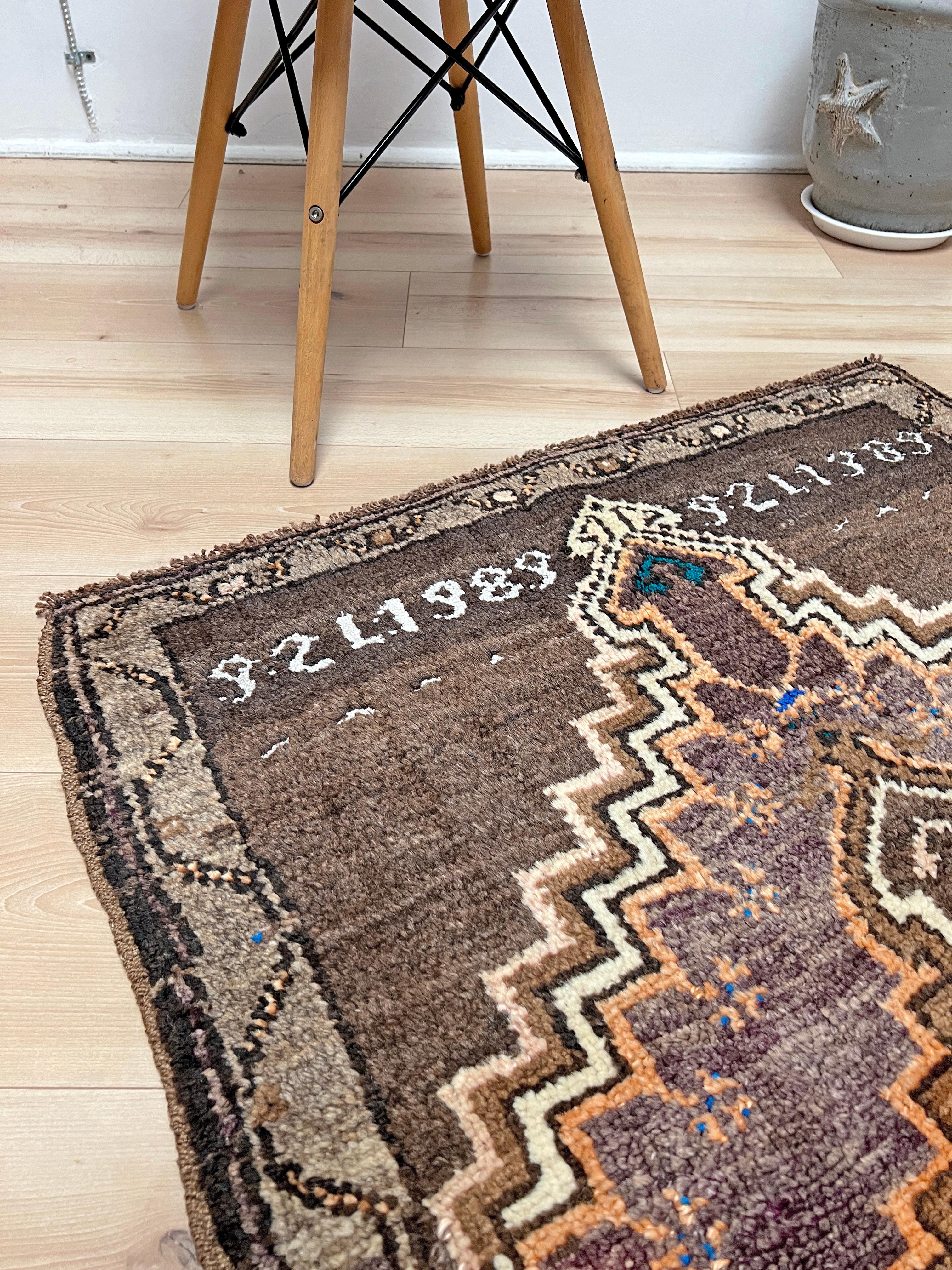 Kars - • Vintage Türkisch Mini Wollteppich - • Handgeknüpfter Akzentteppich - • 2′11″×4′1″ - • 19 (Ende des 20. Jahrhunderts) im Angebot