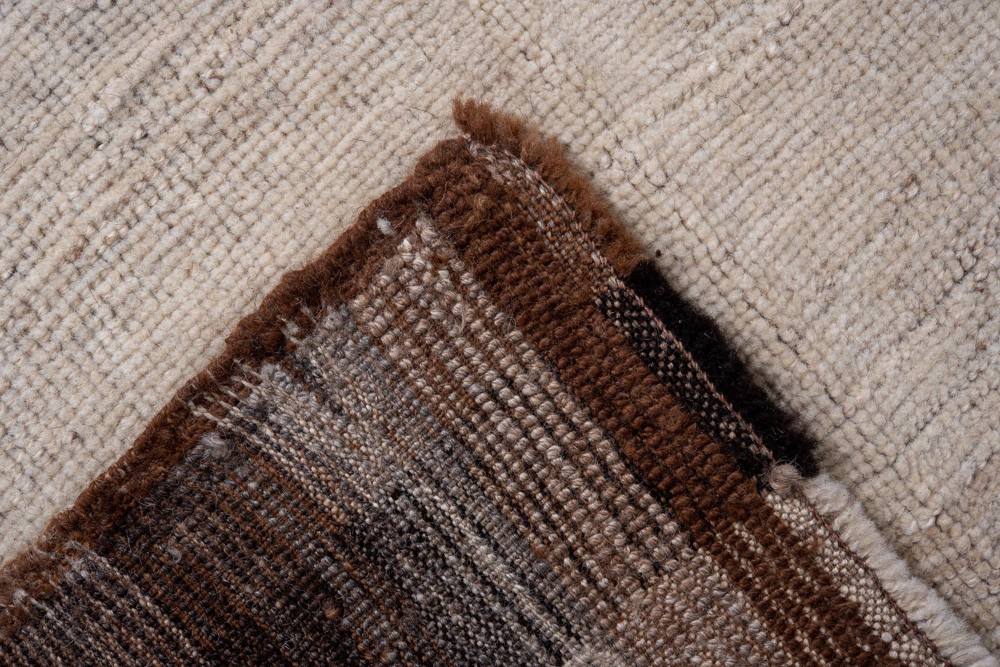 Kars Rug in Minimalist Diamond Brown In Excellent Condition For Sale In New York, NY