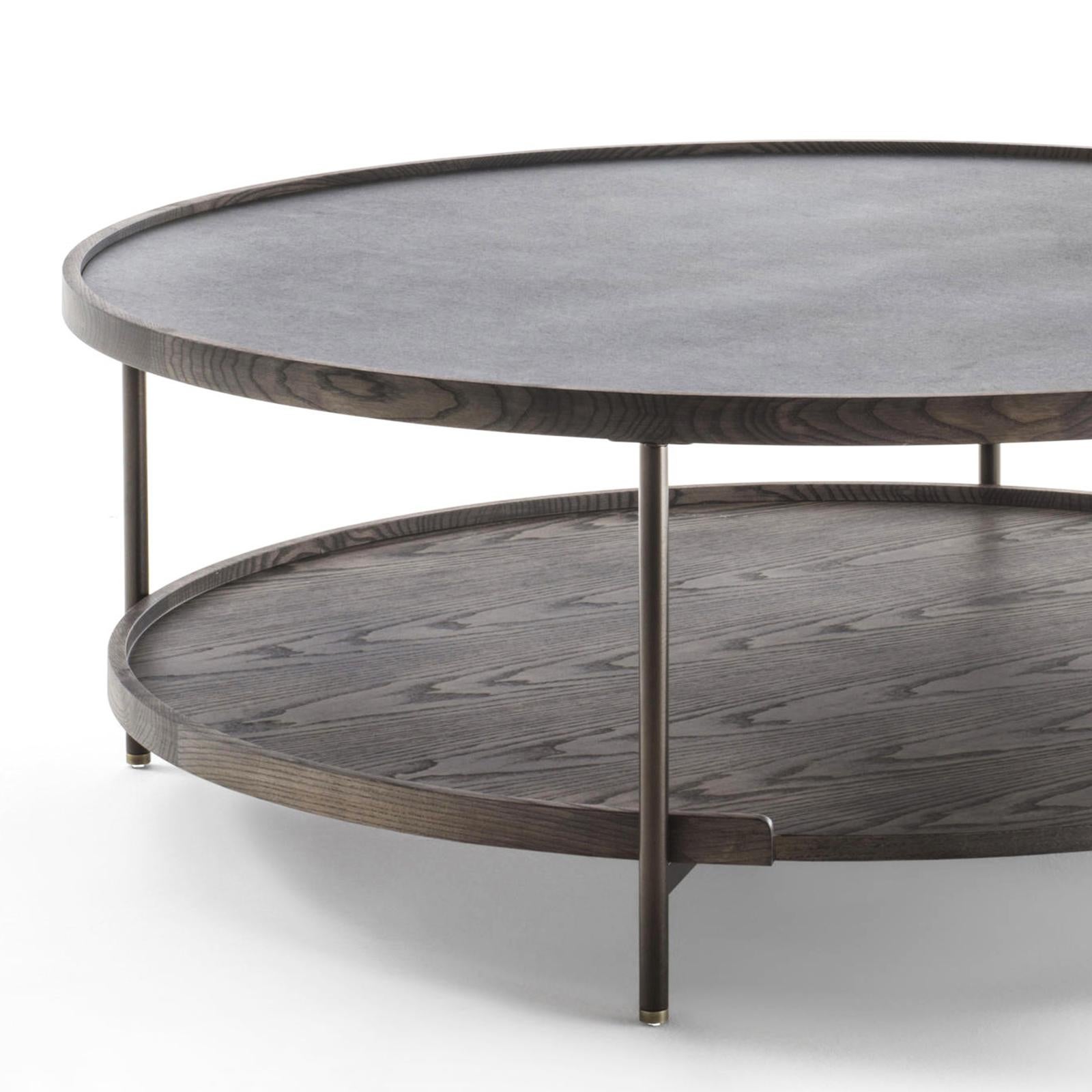 Coffee table Kart round with metal structure
in bronzage finish. With down top in solid ash wood
and upper top in rock. End of the feet are in brushed
bronzed brass.
   