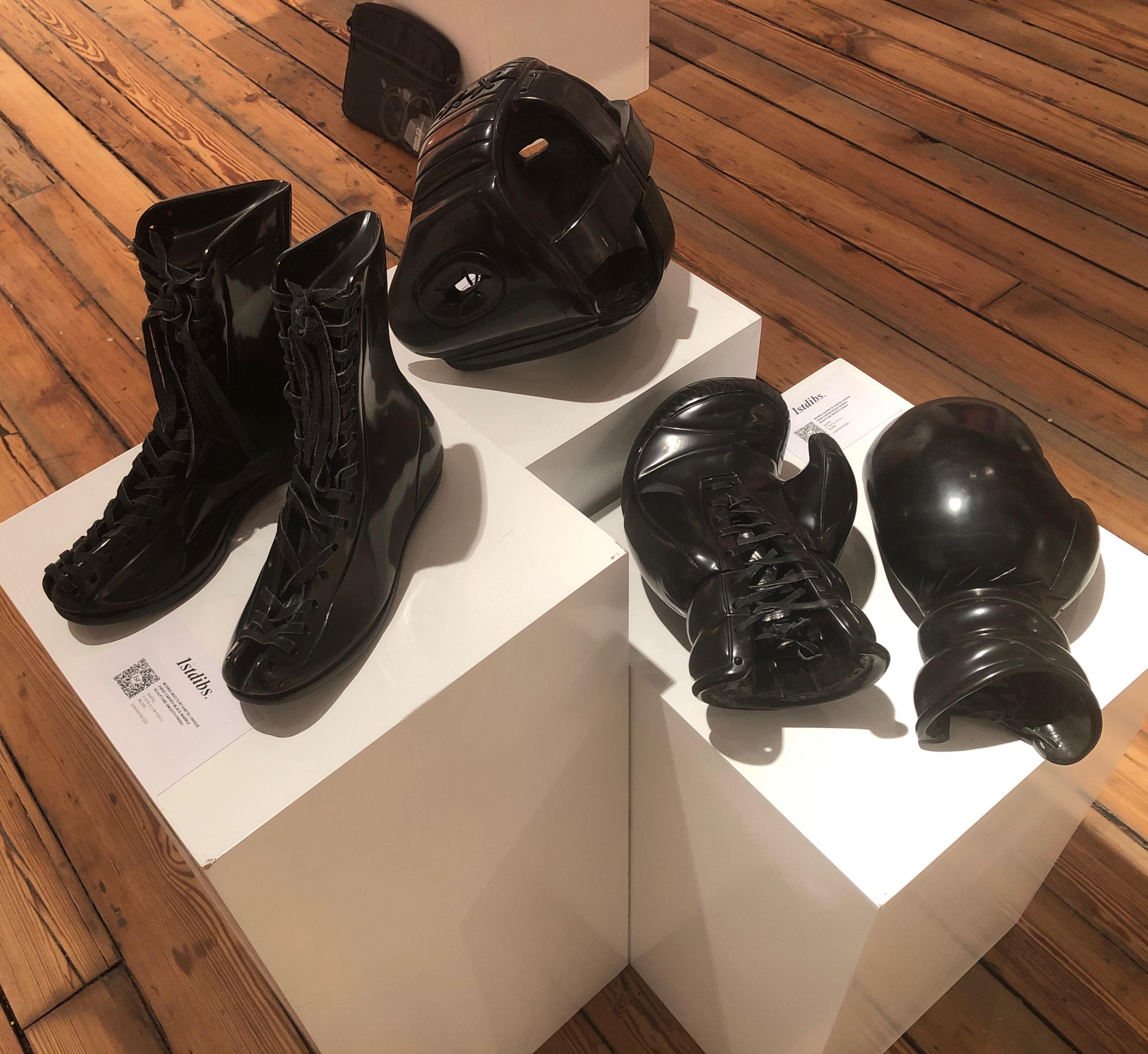 Guantes de boxeo by KARTEL escultura única de mármol negro tallada a mano acabado liso en venta 10