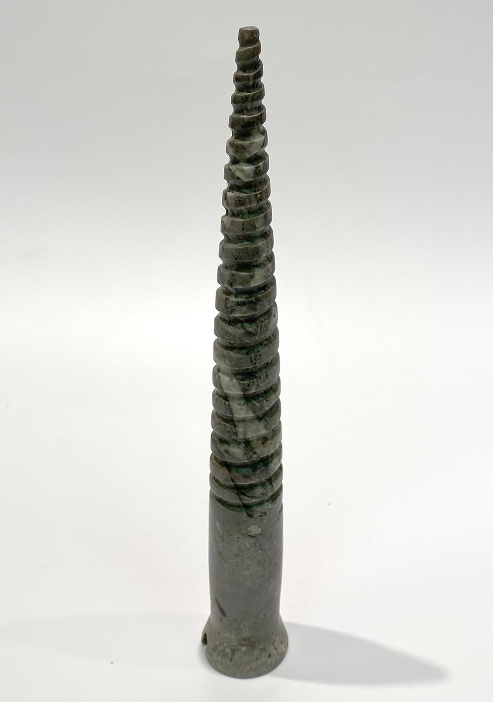 Lange Schraube von KARTEL – einzigartige handgeschnitzte Marmorskulptur – glänzende Oberfläche