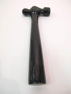 The Axe by KARTEL escultura única de mármol tallada a mano -acabado liso