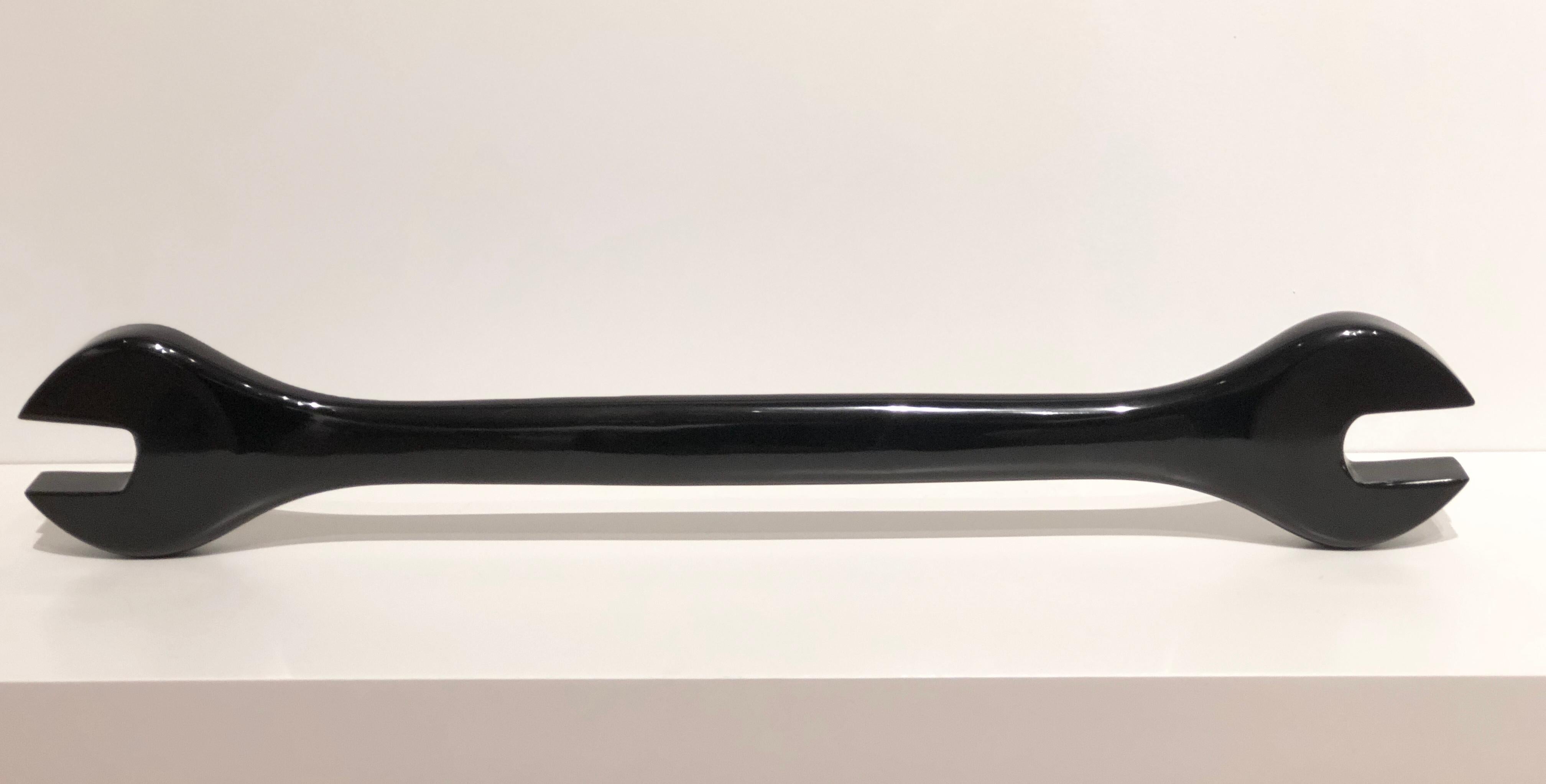 Wrench - Mega - einzigartige handgeschnitzte Marmorskulptur - glänzende Oberfläche (Schwarz), Figurative Sculpture, von KARTEL