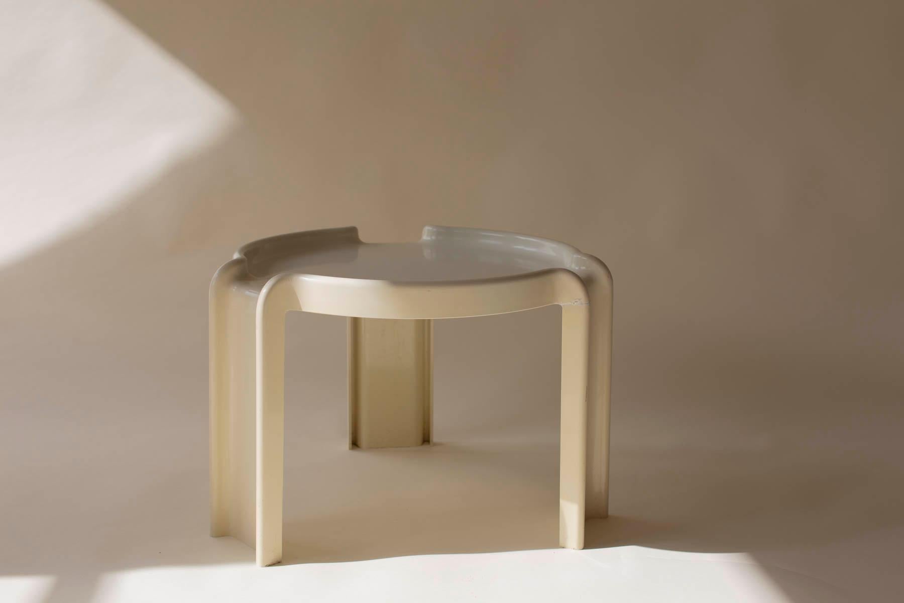 The table features a round top made of white colored plastic, supported by three legs made plastic. 

The Nesting Tables by Giò Ponti Stoppino for Kartell is part of a set of three tables designed by the Italian architect and designer Gio Ponti in
