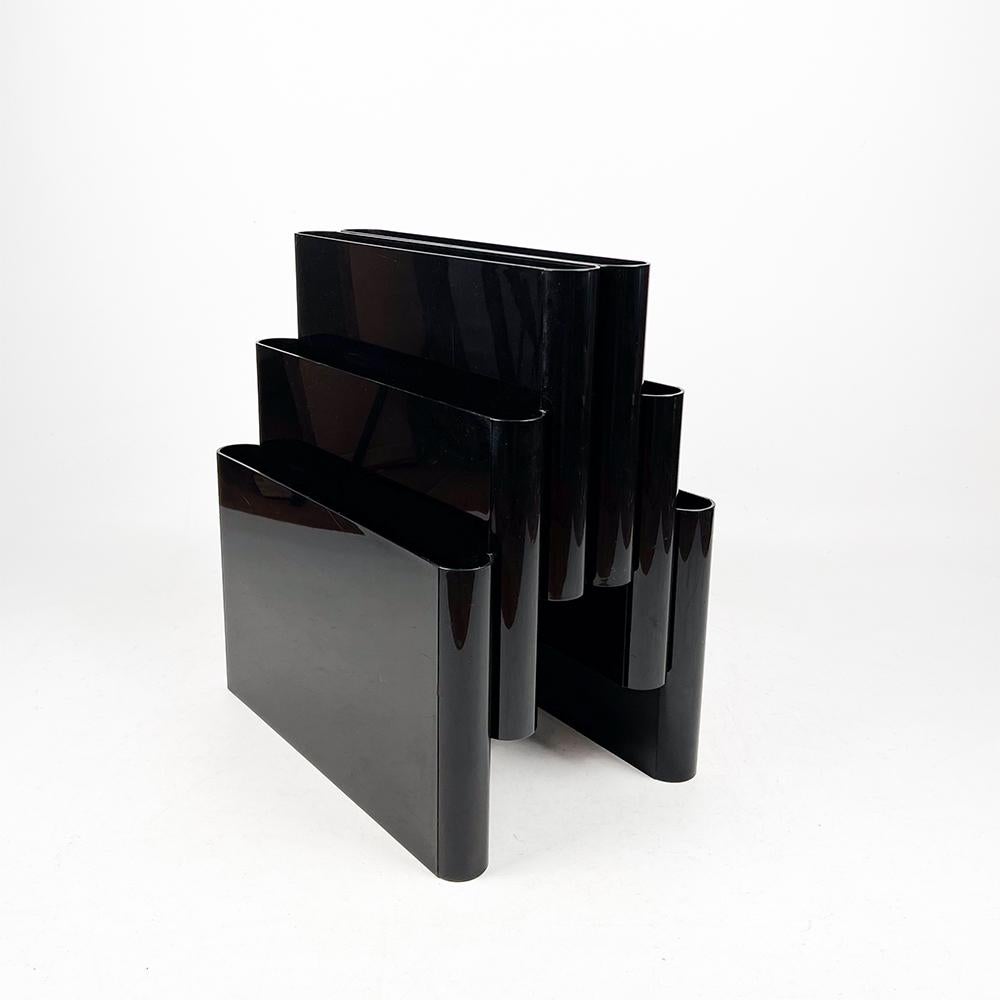 Space Age Kartell 4675 magazine rack designed by Giotto Stoppino in 1971. For Sale