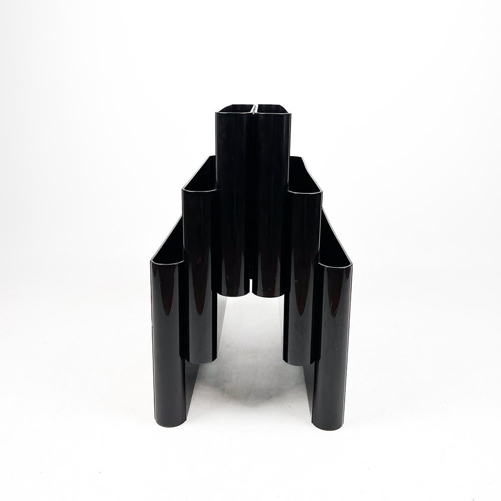 Italian Kartell 4675 magazine rack designed by Giotto Stoppino in 1971. For Sale