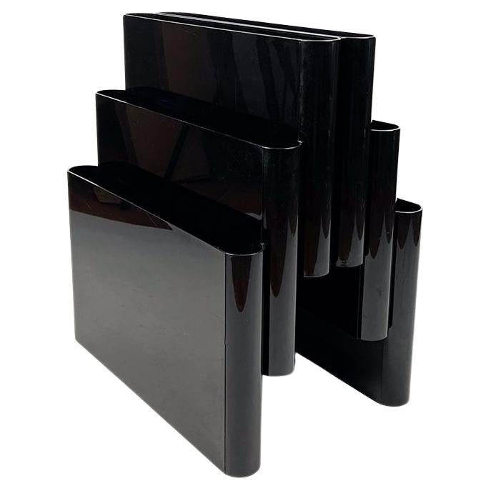 Kartell 4675 magazine rack designed by Giotto Stoppino in 1971. For Sale