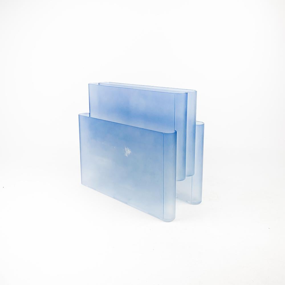 Kartell 4676 magazine rack designed by Giotto Stoppino in 1971. For