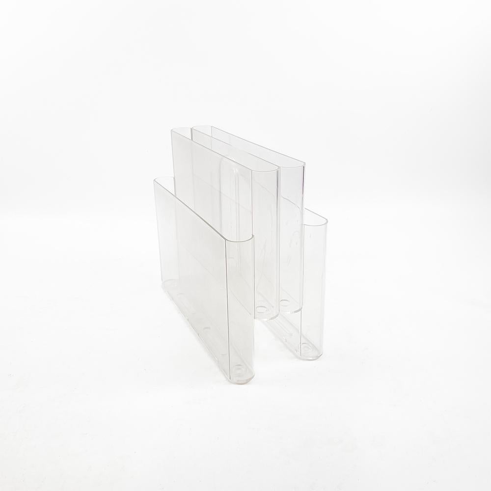 Portariviste Kartell 4676 disegnato da Giotto Stoppino nel 1971. 

Realizzato in plastica PMMA trasparente. Versione 1994.

Alla base due delle gambe di sostegno sono rotte e un lato presenta alcune macchie. 

che non si staccano, oltre ad alcuni