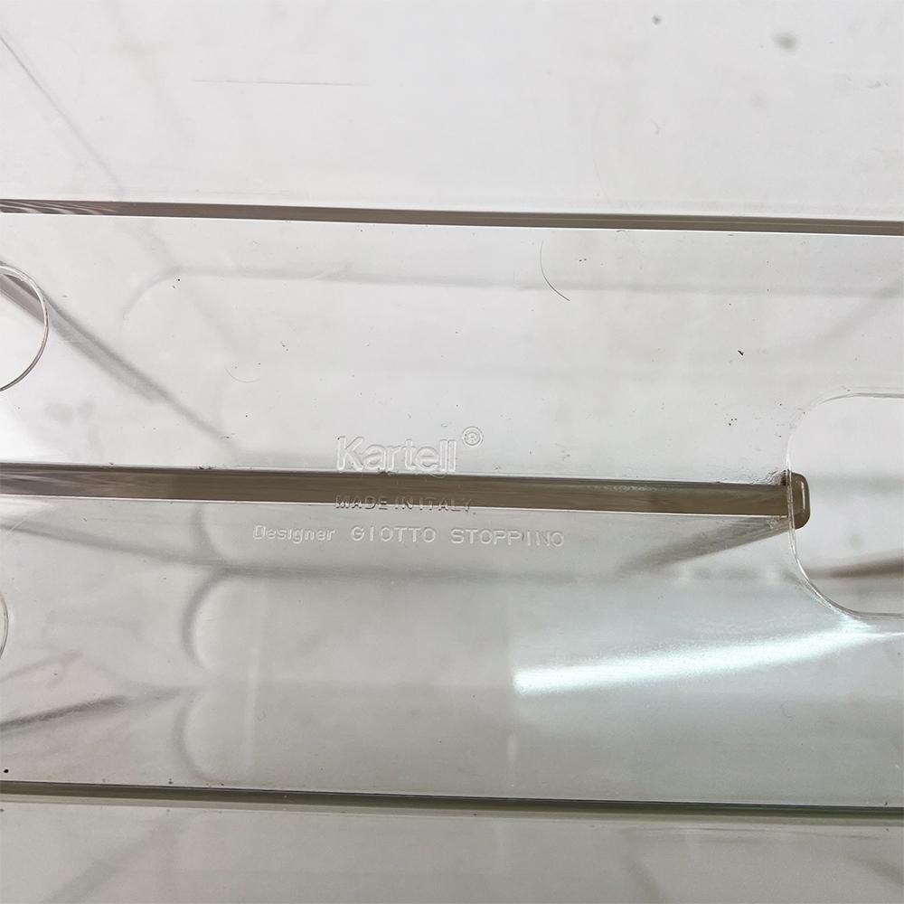 Italiano Portariviste Kartell 4676 disegnato da Giotto Stoppino nel 1971. in vendita