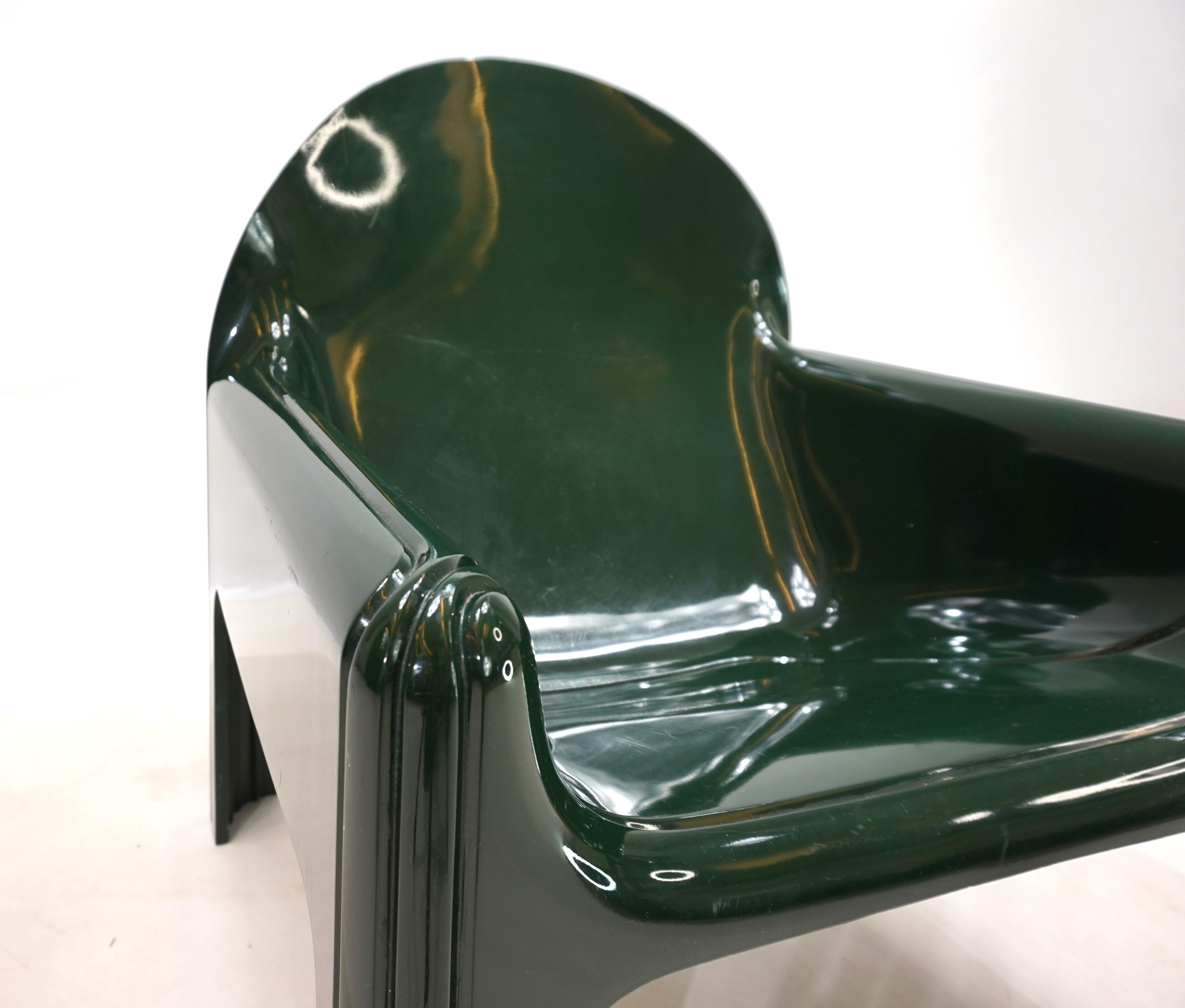 The Kartell 4794 by Gae Aulenti impresses with its unusual shade of British Racing Green. The armchair is made of polyurethane and shows slight signs of wear, mainly on the feet. This model can be used outdoors, but has become firmly established in