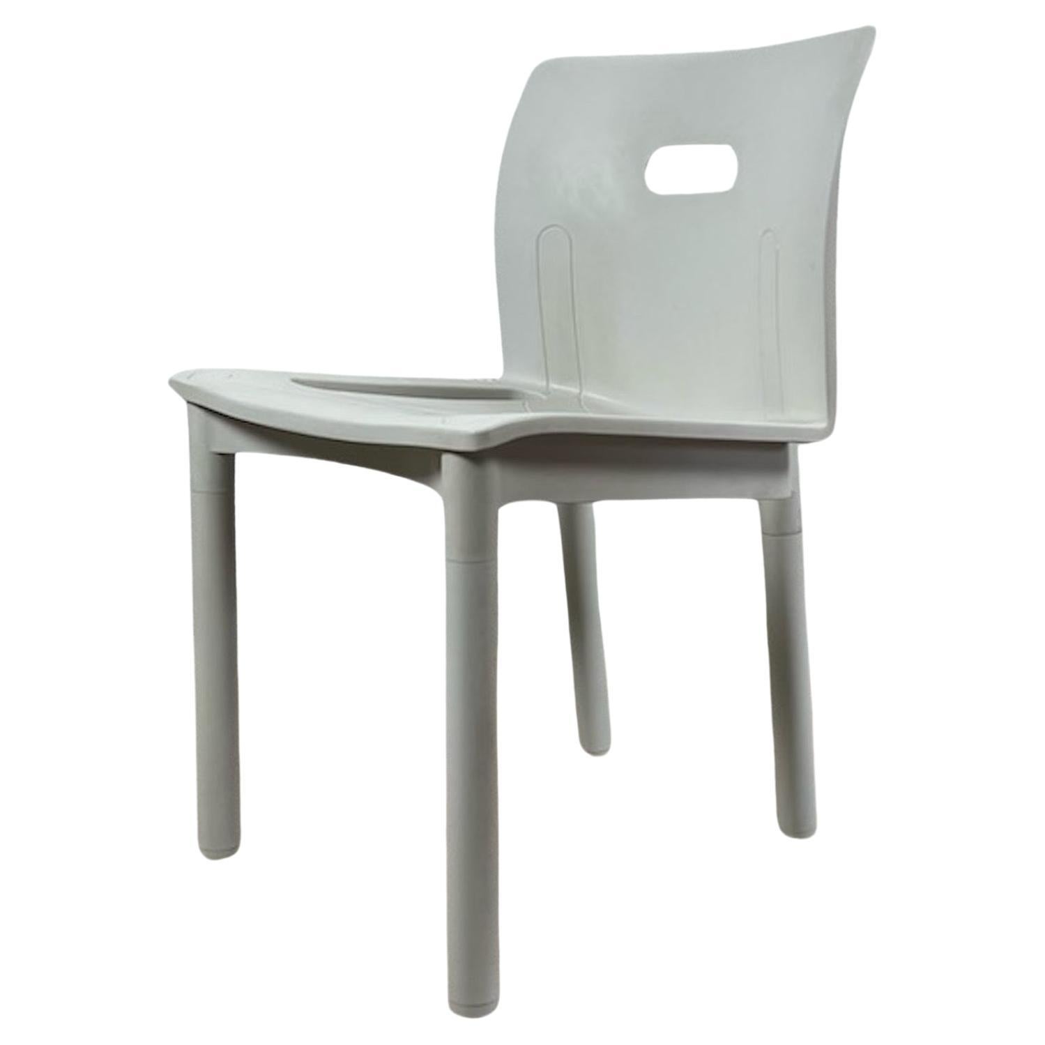 Schöne, preisgekrönte, stapelbare Stühle, Modell 4870, entworfen von Anna Castelli Ferrieri für Kartell im Jahr 1986. 

Dieses schöne Modell wurde 1987 mit dem 'Compasso D'Oro' ausgezeichnet. Das Design dieses Stuhls verbindet eine strenge Form mit