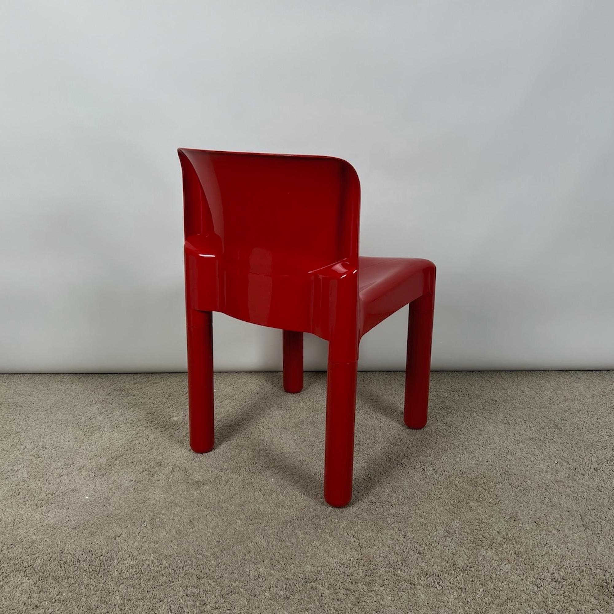 Schöner und seltener Stuhl, entworfen von Carlo Bartoli für Kartell in einem glänzenden Rotton.

Das Modell 4875 ist der erste Stuhl der Welt, der aus spritzgegossenem Polypropylen hergestellt wird. Carlo Bartoli entwarf ihn 1970, Kartell begann