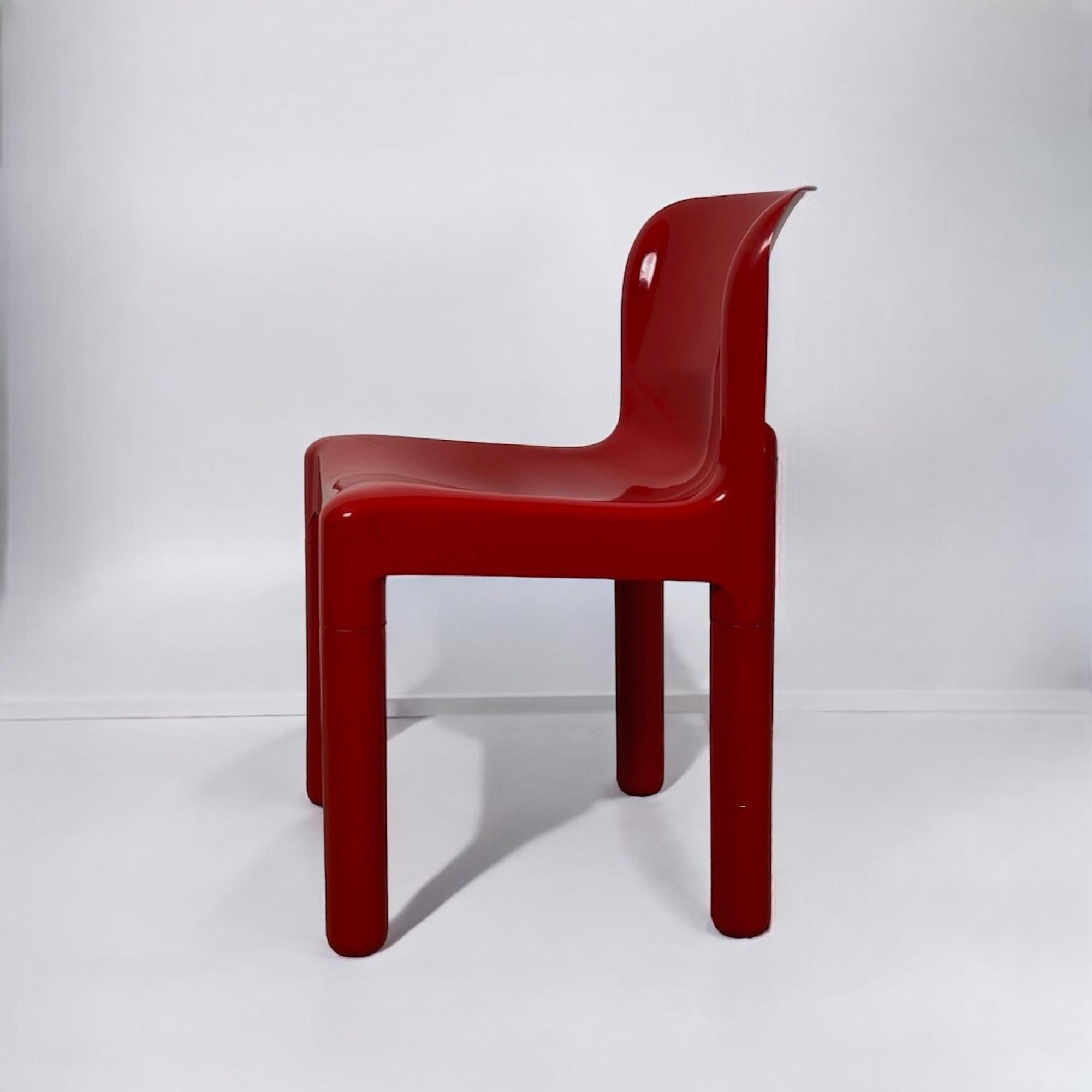 Bellissima e rara sedia disegnata da Carlo Bartoli per Kartell in una tonalità di rosso lucido.

La sedia modello 4875 è la prima sedia al mondo realizzata in polipropilene stampato a iniezione. Carlo Bartoli la disegnò nel 1970, Kartell iniziò la