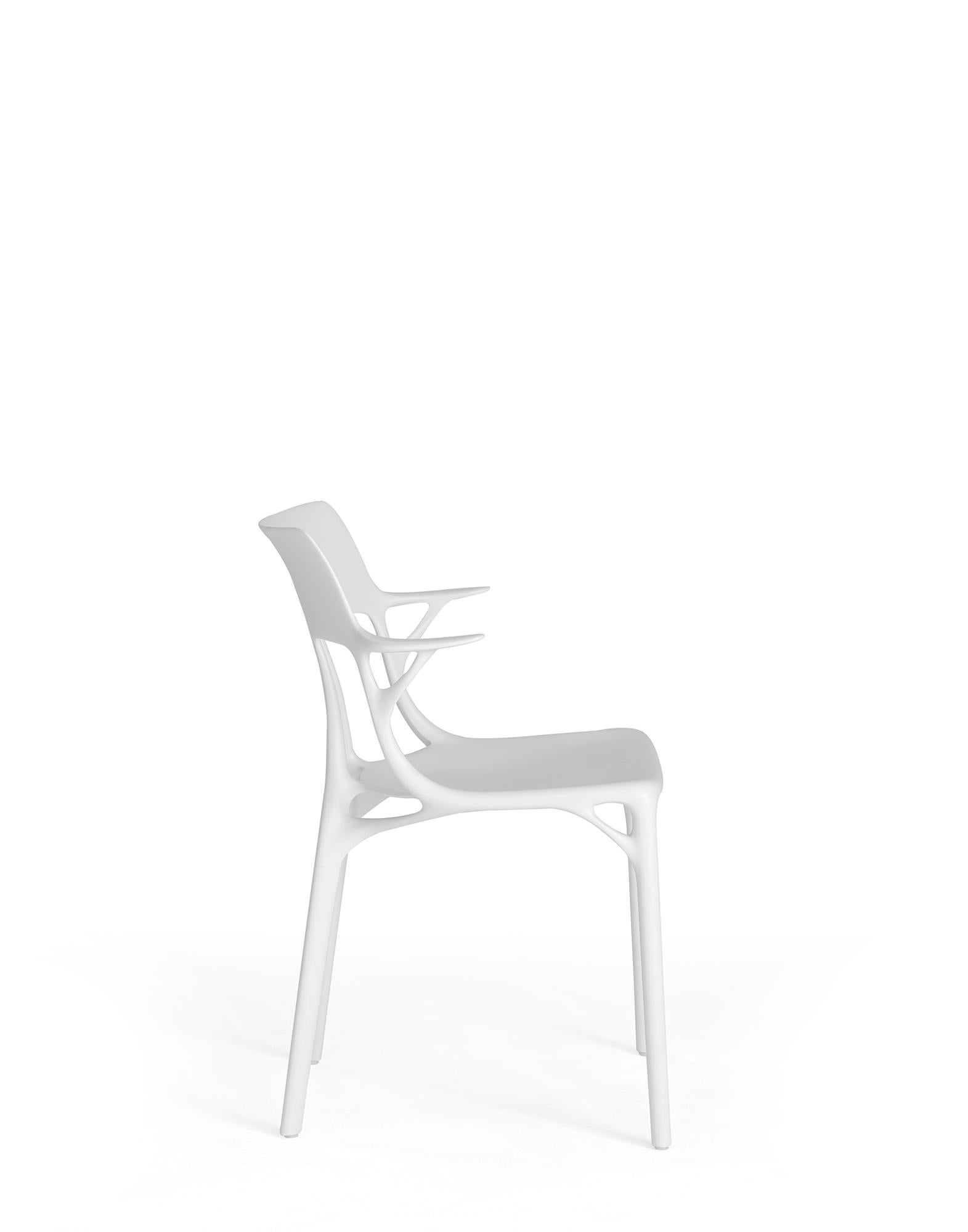 italien Ensemble de 2 chaises Kartell AI blanches en blanc créées par l'intelligence artificielle en vente