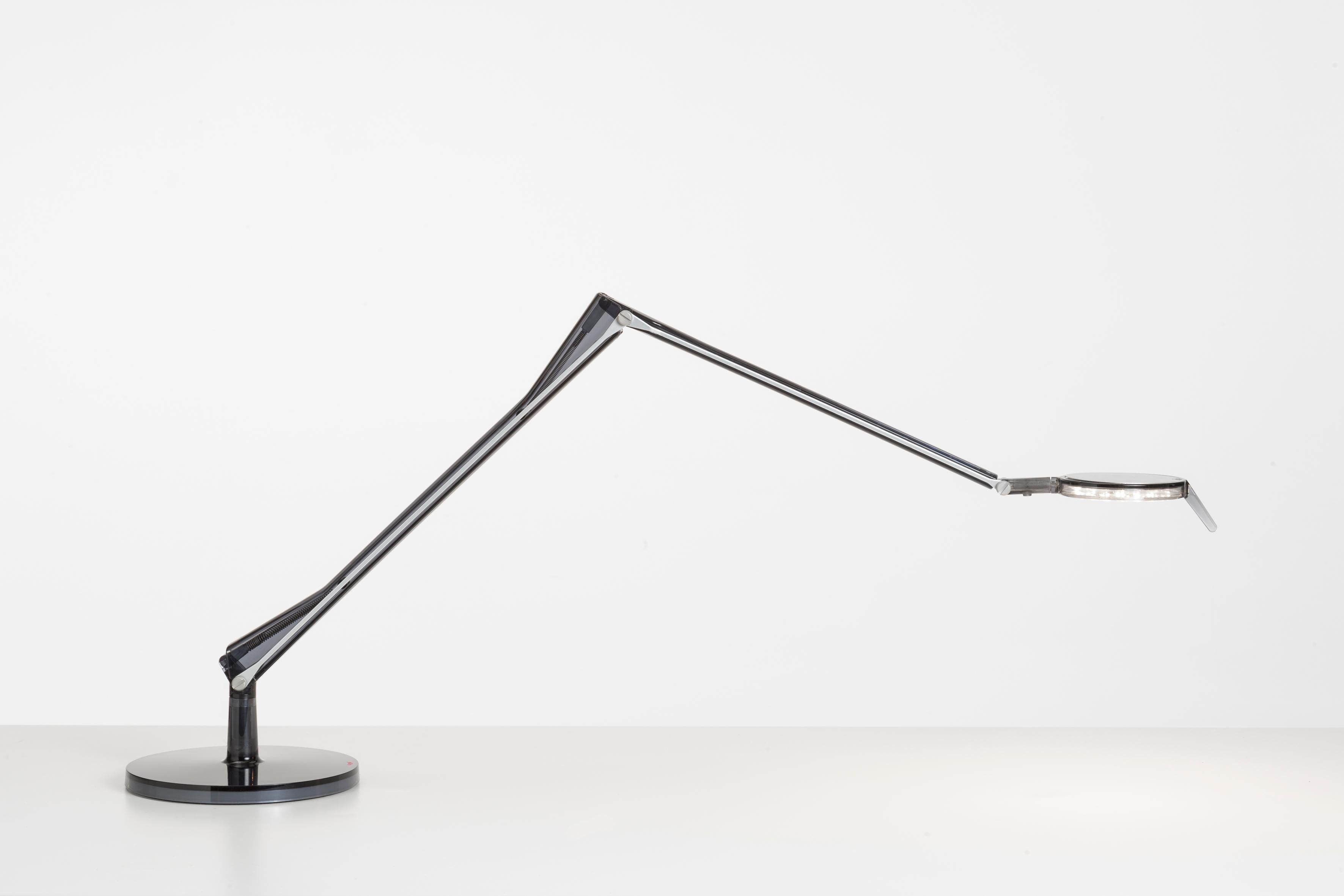 Aledin Tec has a flat head which throws a direct luminous beam and is also adjustable thanks to the movement of the diffuser itself. These characteristics make it suitable for office use. The luminous beam throws a wider and more atmospheric light