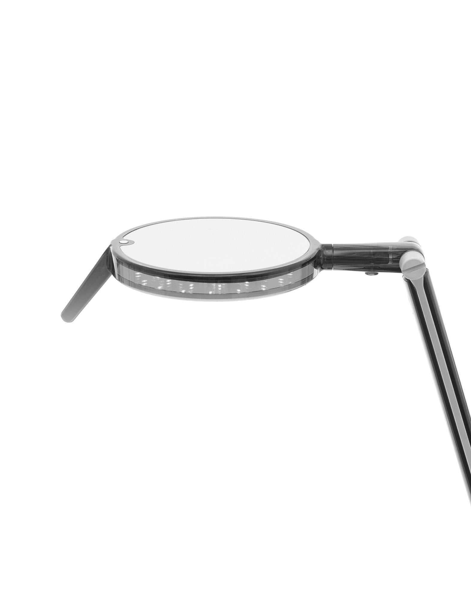 Aledin Dec zeichnet sich durch das facettierte Dekor des kegelförmigen Diffusors aus. Der Lichtstrahl wirft ein breiteres und stimmungsvolleres Licht, das sich gut für den Einsatz in Wohnräumen eignet. Die beiden Gelenkarme aus Polykarbonat, die die