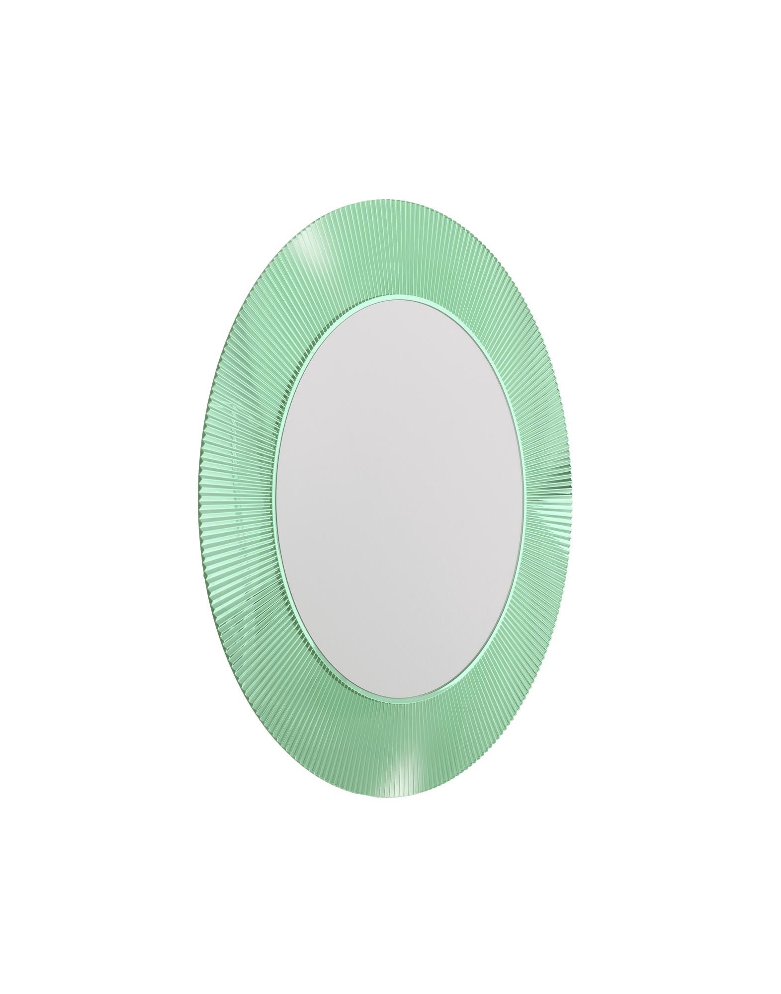 Round mirror with a transparent or colored PMMA frame, with a unique pleated effect. The possibility of applying transparency even to gold and chrome, makes this mirror an extremely versatile and transformational design piece, suitable for use in