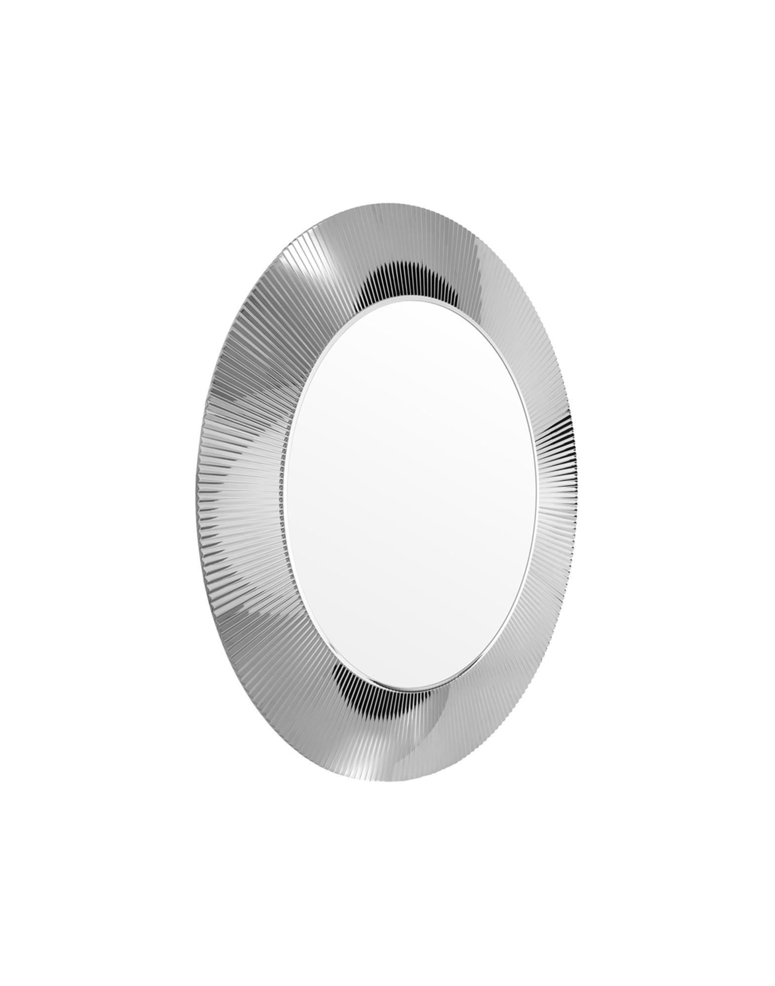 Miroir rond avec un cadre en PMMA transparent ou coloré, avec un effet plissé unique. La possibilité d'appliquer la transparence même sur l'or et le chrome fait de ce miroir une pièce de design extrêmement polyvalente et transformatrice, adaptée aux