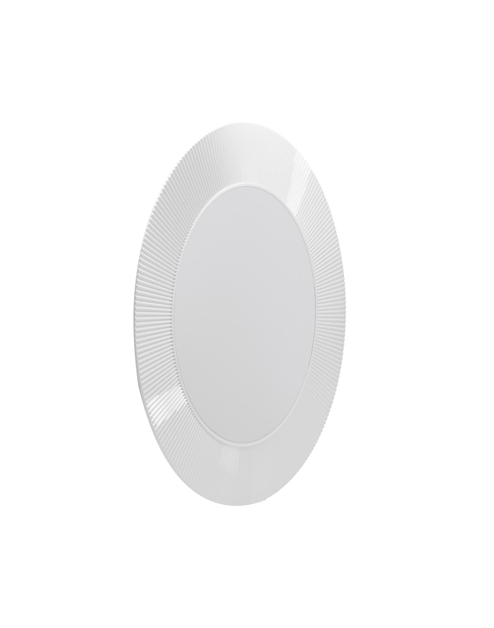 Round mirror with a transparent or colored PMMA frame, with a unique pleated effect. The possibility of applying transparency even to gold and chrome, makes this mirror an extremely versatile and transformational design piece, suitable for use in