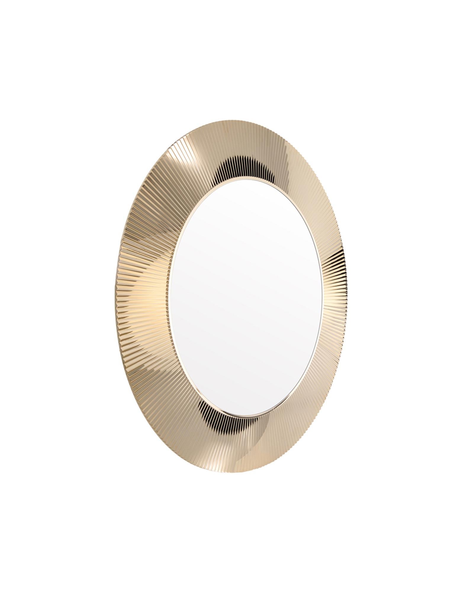 Specchio rotondo con cornice in PMMA trasparente o colorata, con un esclusivo effetto plissettato. La possibilità di applicare la trasparenza anche all'oro e al cromo, rende questo specchio un pezzo di design estremamente versatile e trasformista,