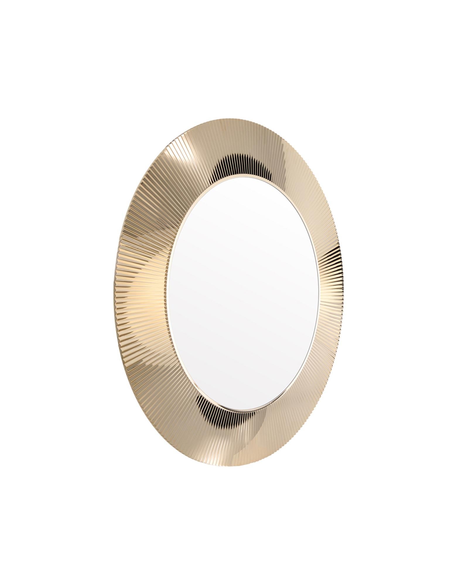 Round mirror with a transparent or colored PMMA frame, with a unique pleated effect. The possibility of applying transparency even to gold and chrome, makes this mirror an extremely versatile and transformational design piece, suitable for use in